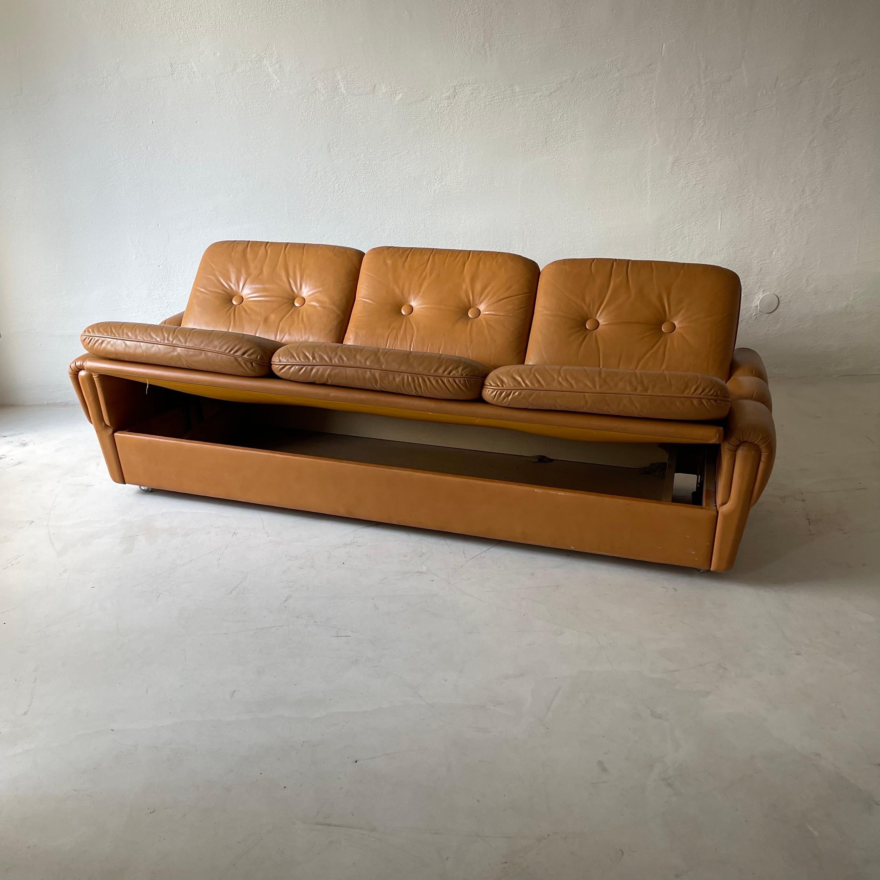 Metal Mid-Century Modern Cognac Leather Sofa Daybed & Two Lounge Chairs, Italy 1970s For Sale