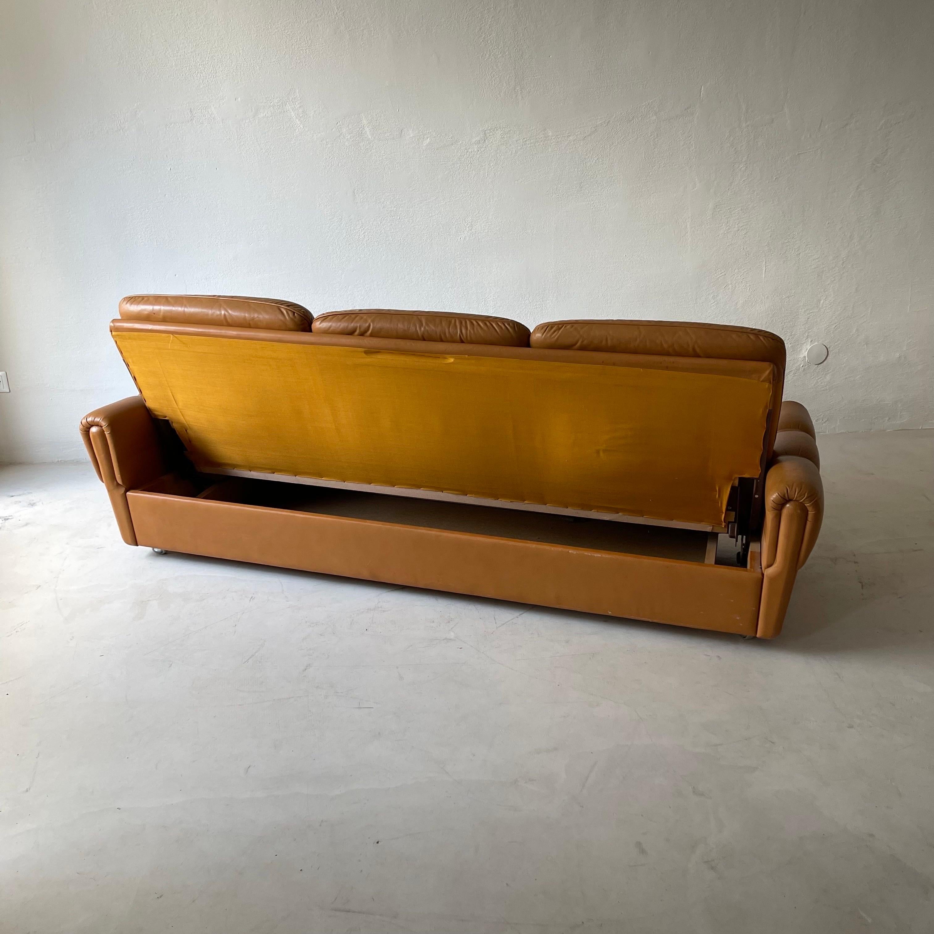 Mid-Century Modern Cognac Leather Sofa Daybed & Two Lounge Chairs, Italy 1970s For Sale 1