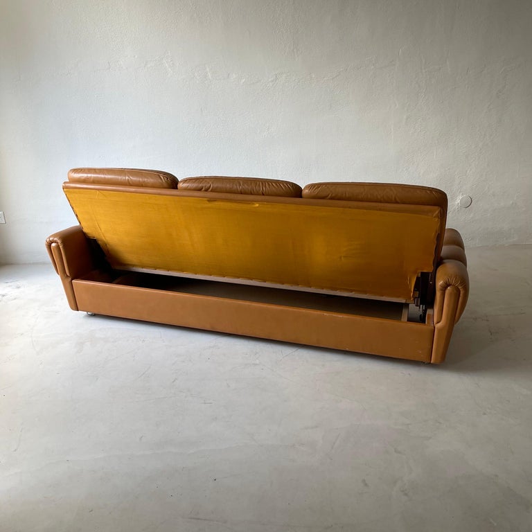 Mid-Century Modern Cognac Leather Sofa Daybed & Two Lounge Chairs, Italy 1970s For Sale 3