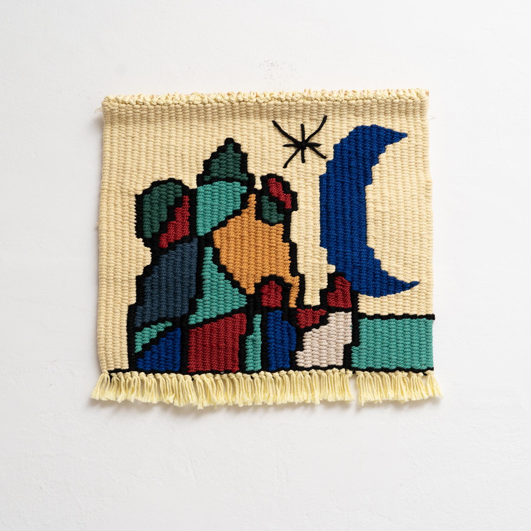 Abstrakter Wandteppich nach Joan Miró.
Von einem unbekannten Künstler, Spanien, um 1970.

Originaler Zustand mit geringen alters- und gebrauchsbedingten Abnutzungserscheinungen, der eine schöne Patina aufweist.
