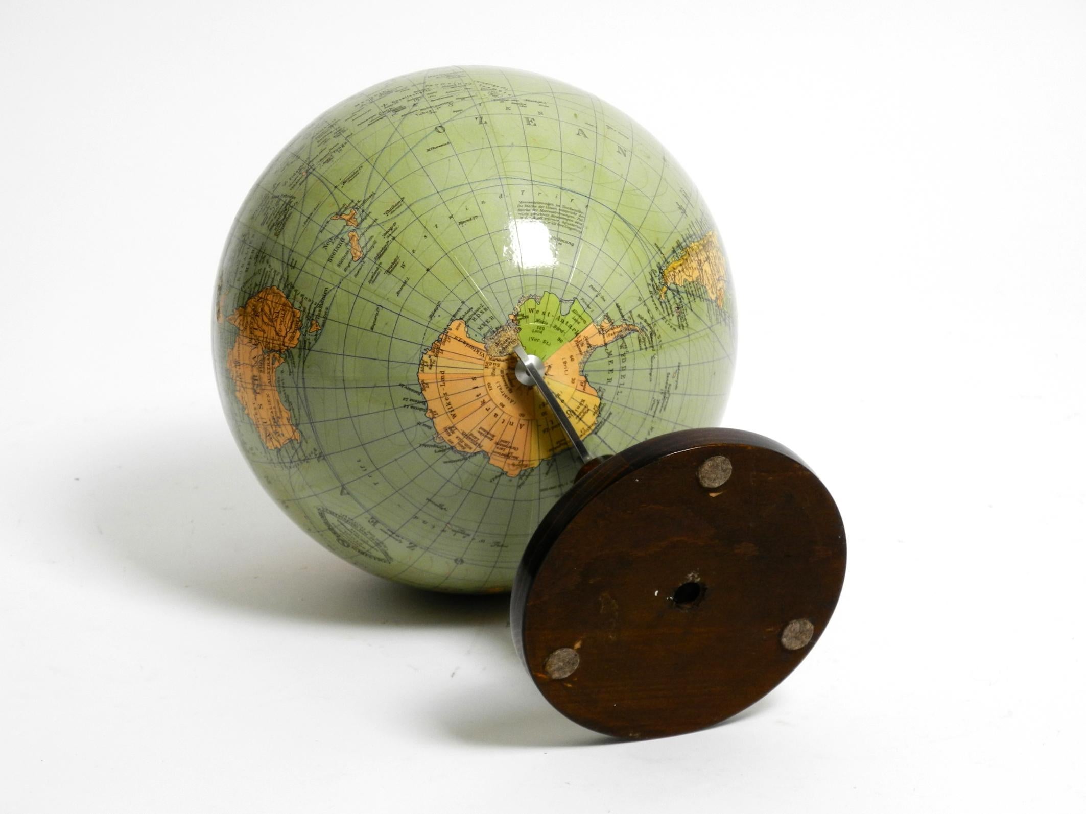 Mid Century Modern Columbus Earth globe by Columbus Verlag Paul Oestergaard  In Good Condition For Sale In München, DE
