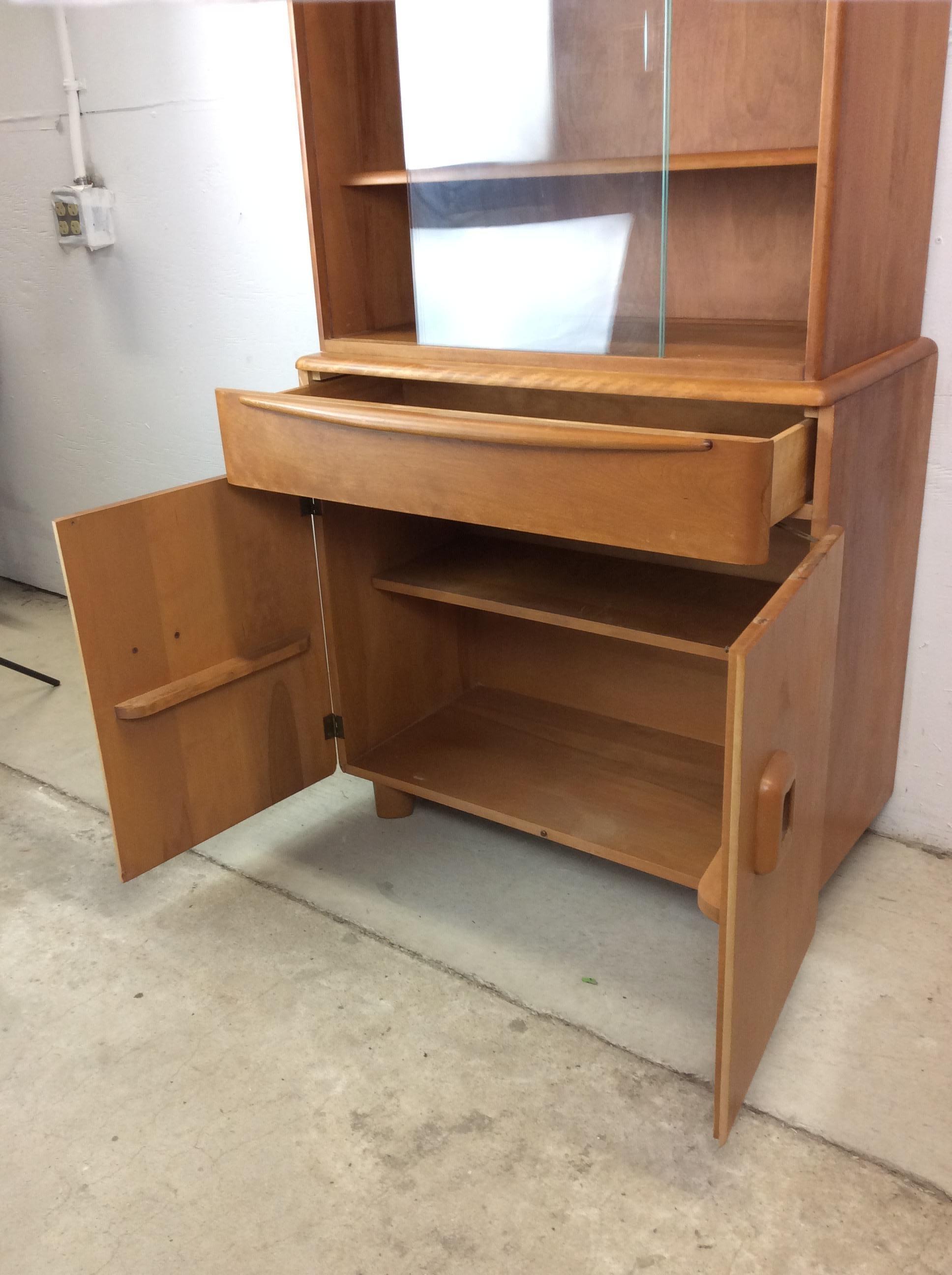 Mid Century Modern Compact China Cabinet by Heywood Wakefield im Angebot 3