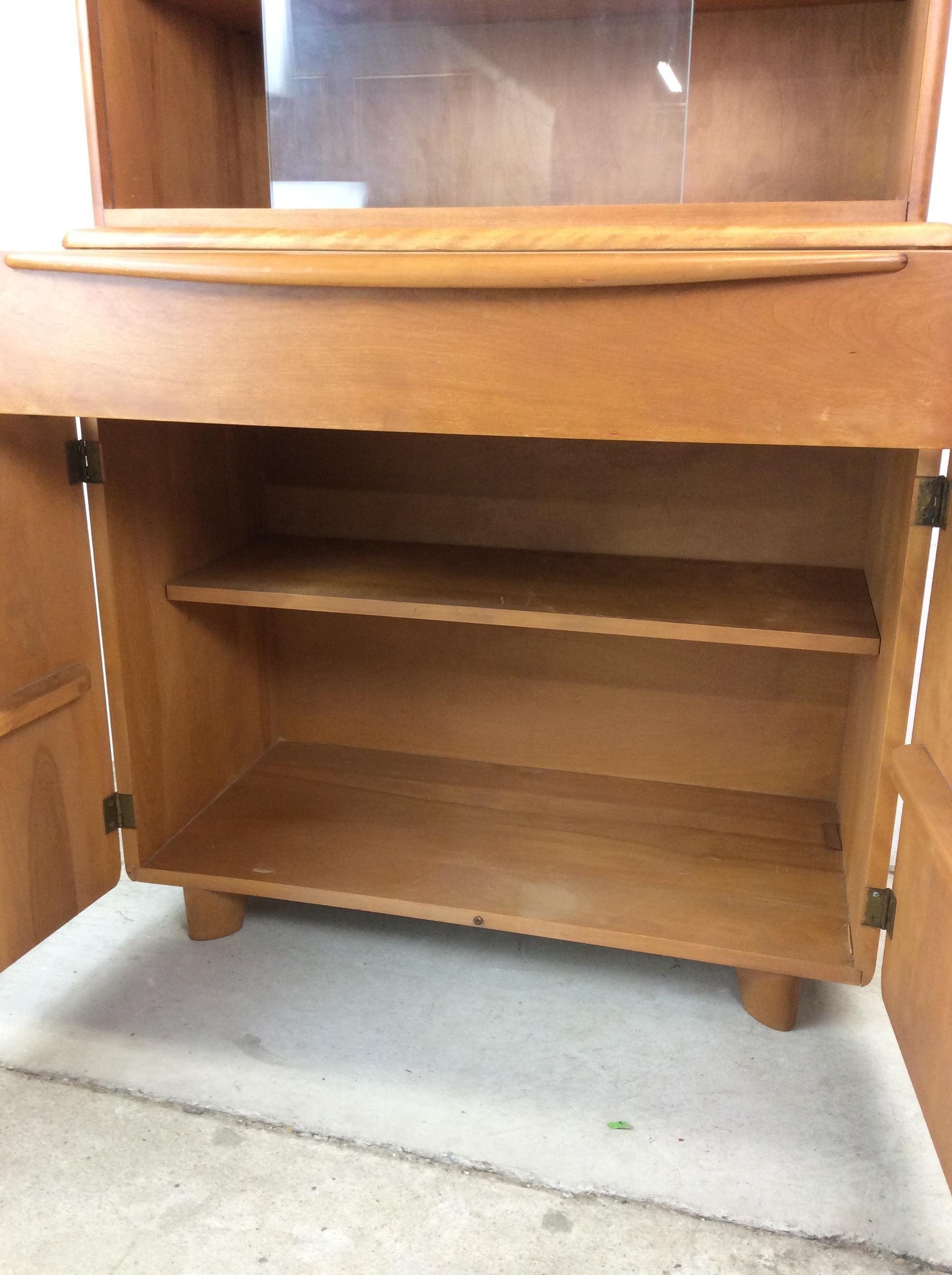 Mid Century Modern Compact China Cabinet by Heywood Wakefield im Angebot 4