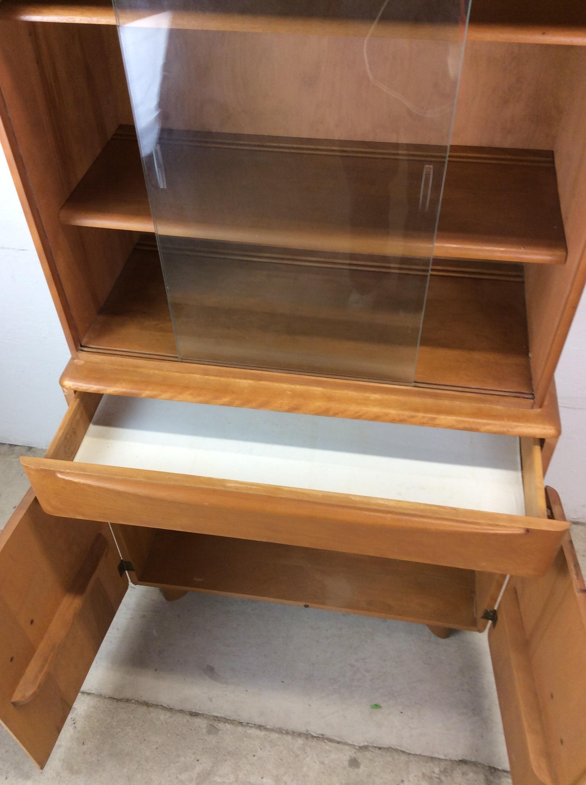 Mid Century Modern Compact China Cabinet by Heywood Wakefield im Angebot 5