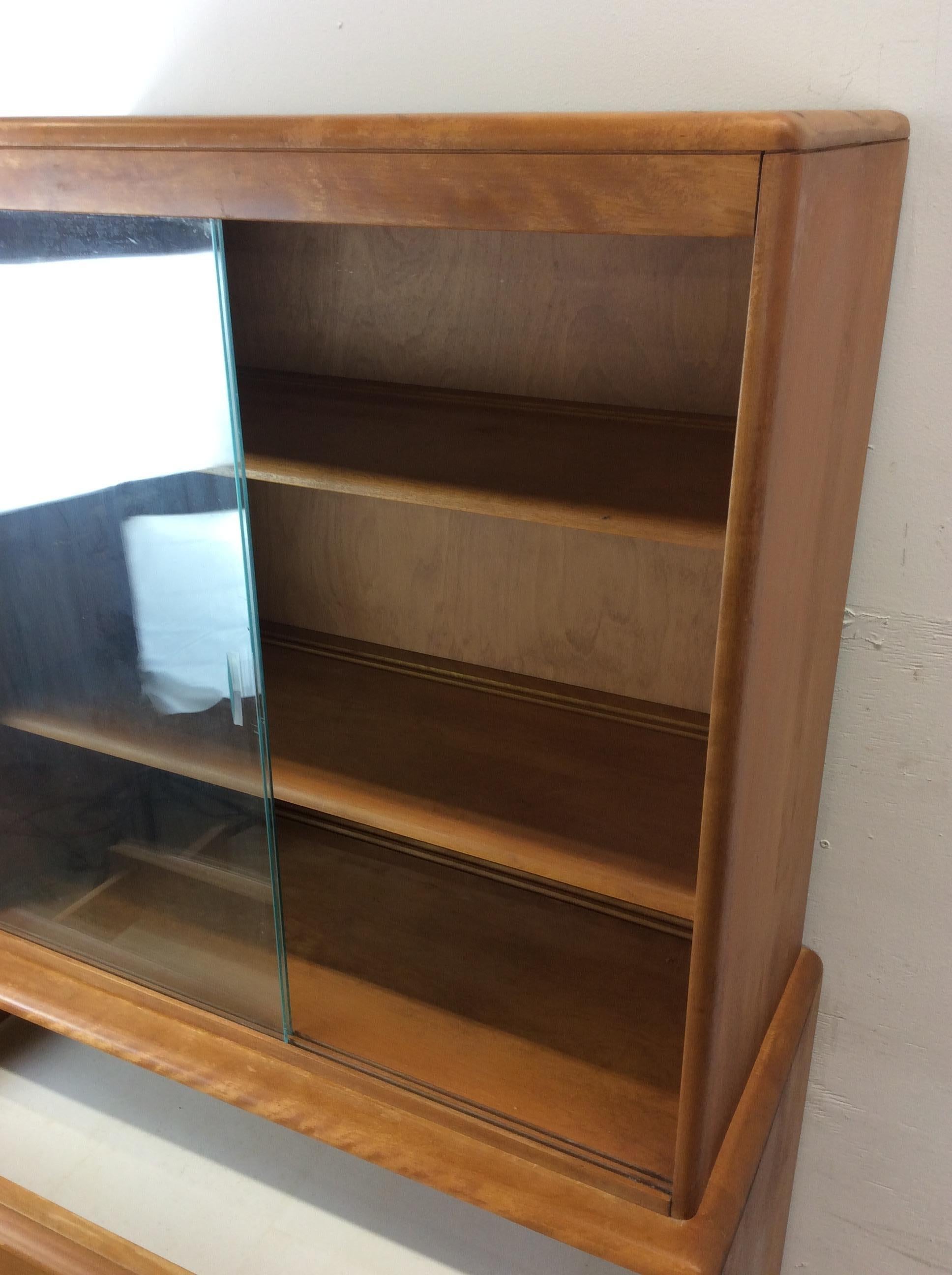Mid Century Modern Compact China Cabinet by Heywood Wakefield im Angebot 7