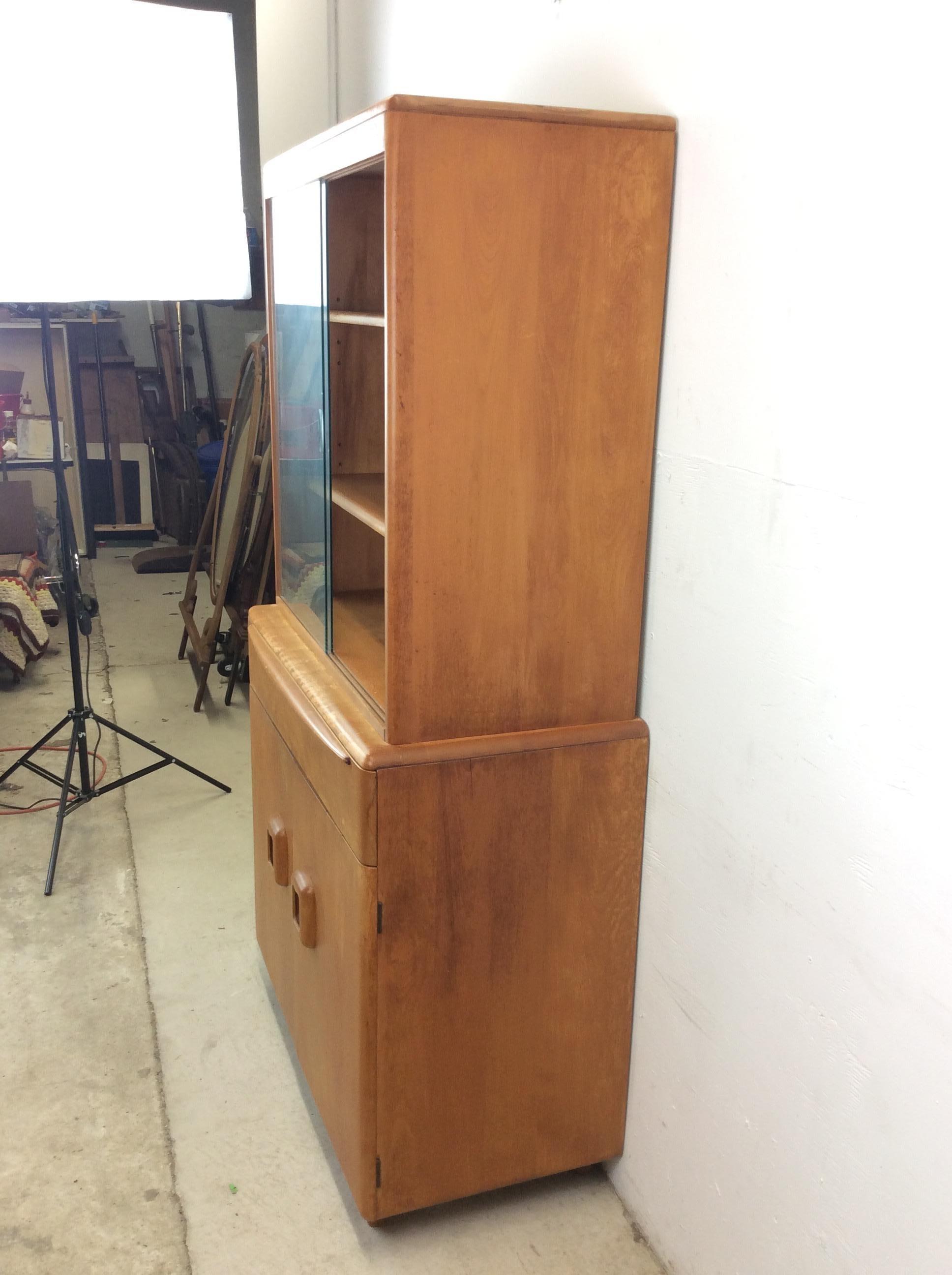 Mid Century Modern Compact China Cabinet by Heywood Wakefield im Angebot 9