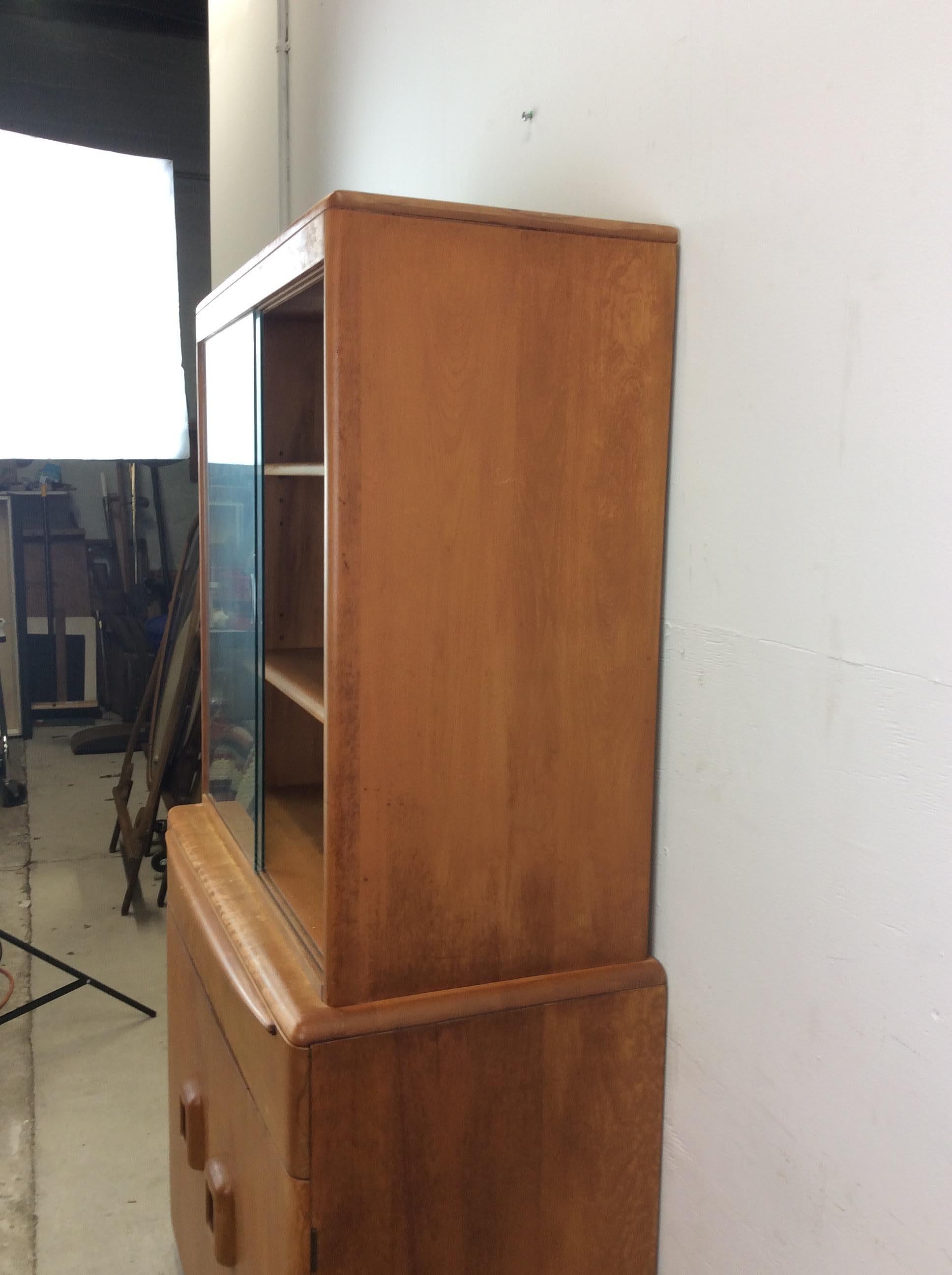 Mid Century Modern Compact China Cabinet by Heywood Wakefield im Angebot 10