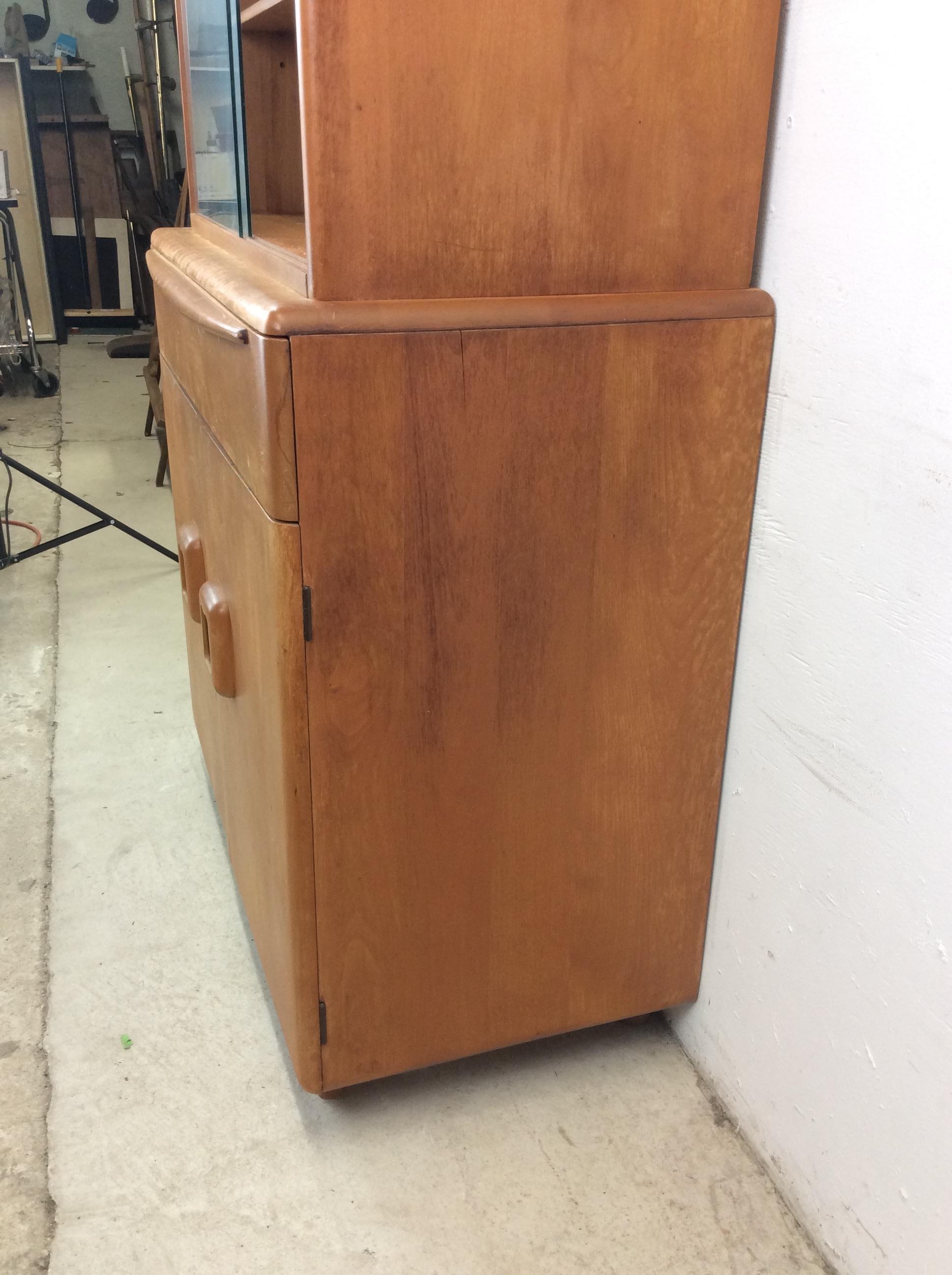 Mid Century Modern Compact China Cabinet by Heywood Wakefield im Angebot 11