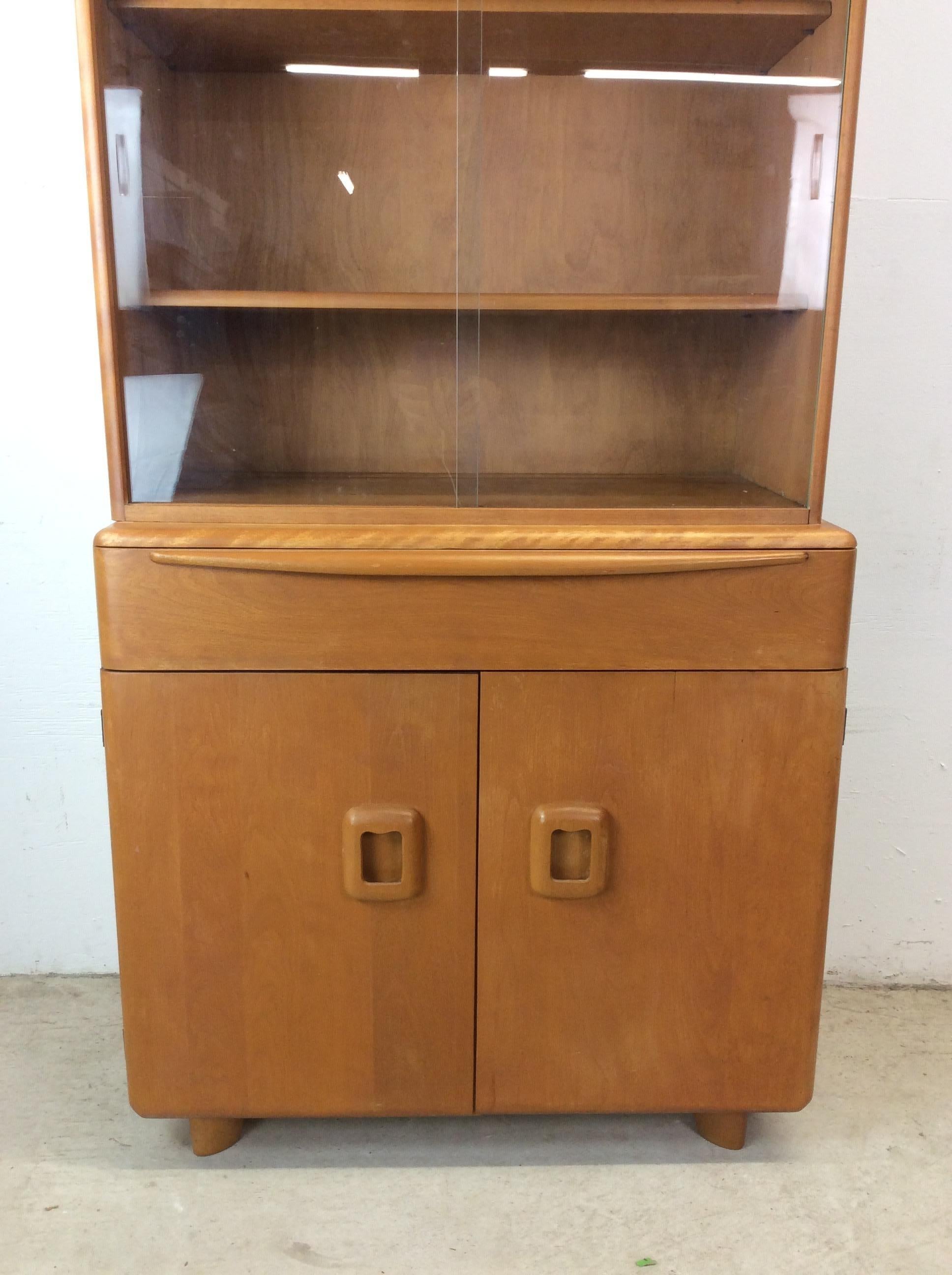 Mid Century Modern Compact China Cabinet by Heywood Wakefield (Moderne der Mitte des Jahrhunderts) im Angebot