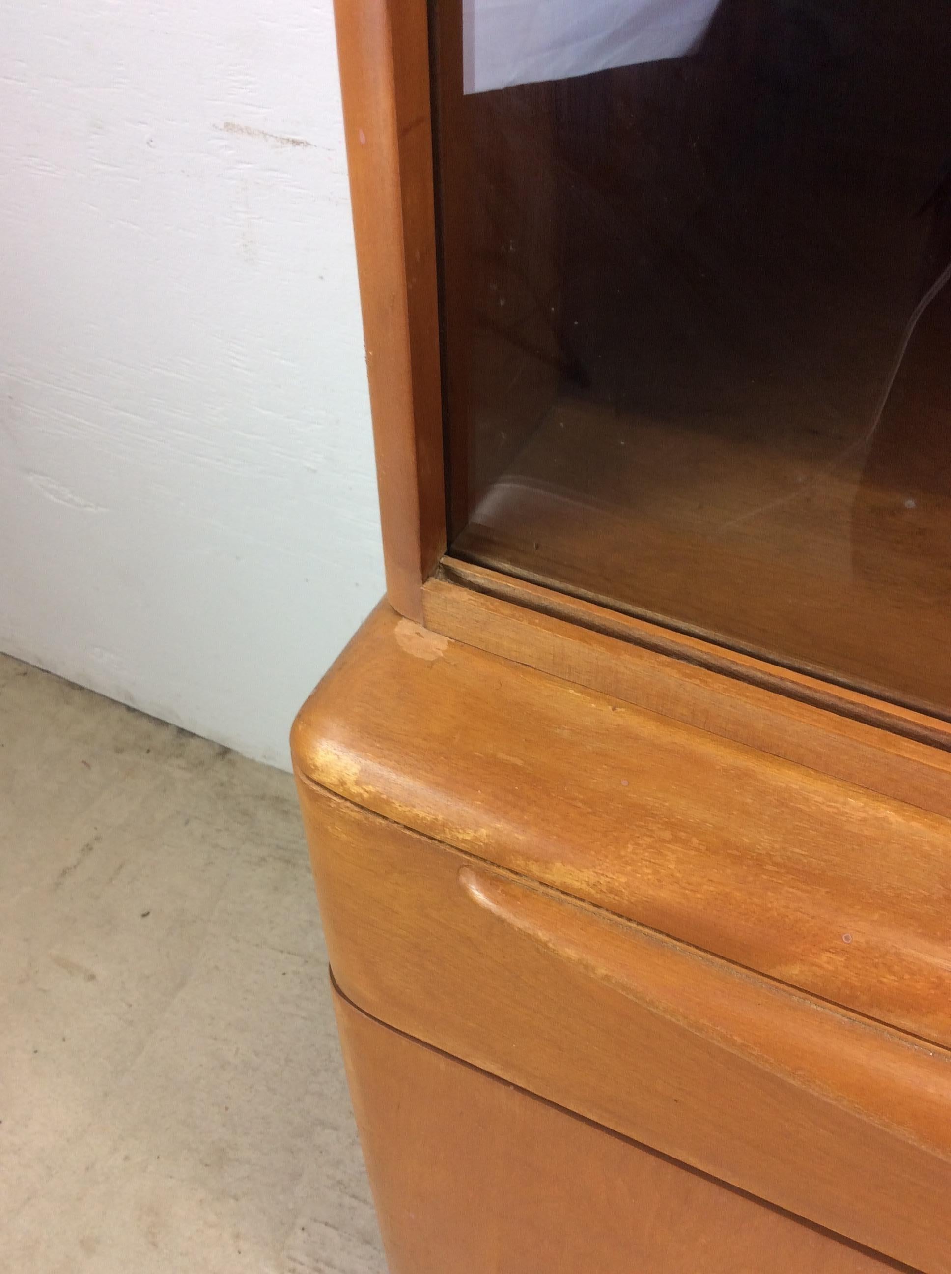 Mid Century Modern Compact China Cabinet by Heywood Wakefield im Angebot 1