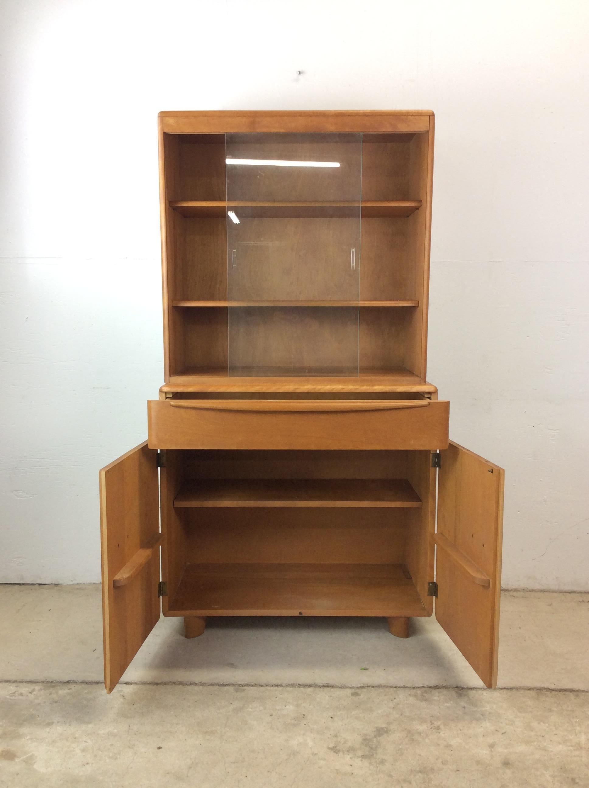 Mid Century Modern Compact China Cabinet by Heywood Wakefield im Angebot 2