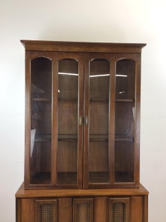 Mueble chino compacto moderno de mediados de siglo con puertas de caña