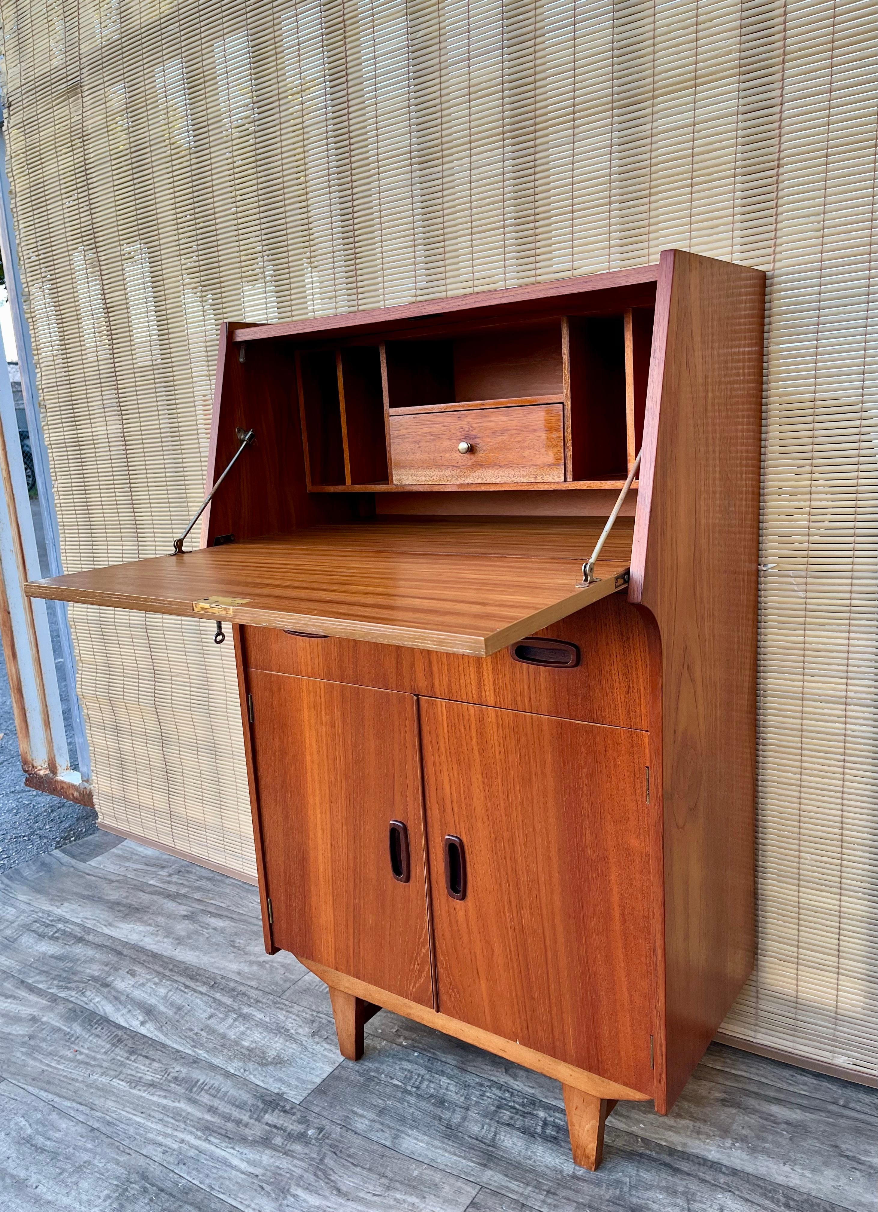 Mid Century Modern Compact Drop Down Secretary Desk . Circa 1960s For Sale 4