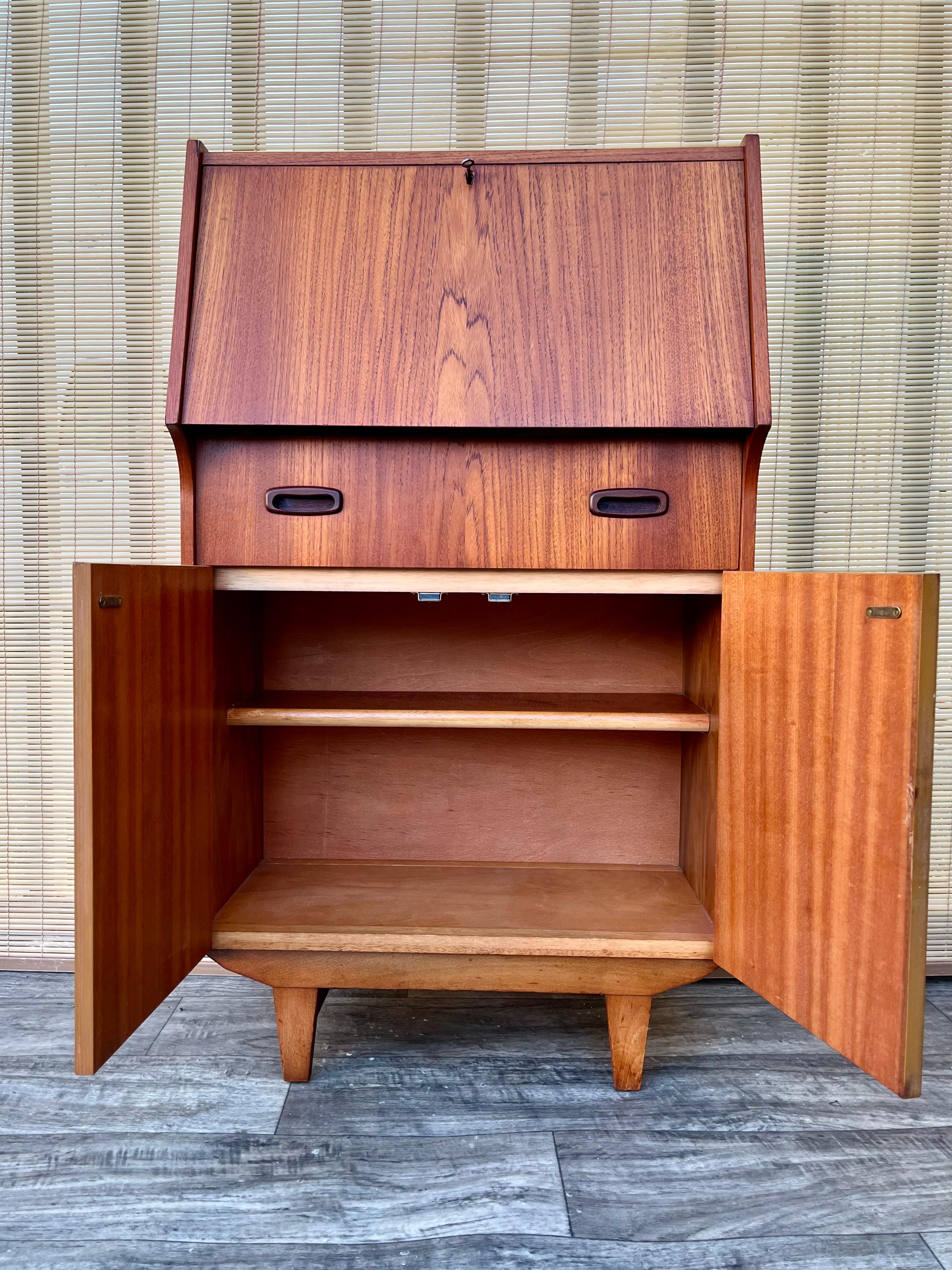 Mid Century Modern Compact Drop Down Secretary Desk . Circa 1960s For Sale 5