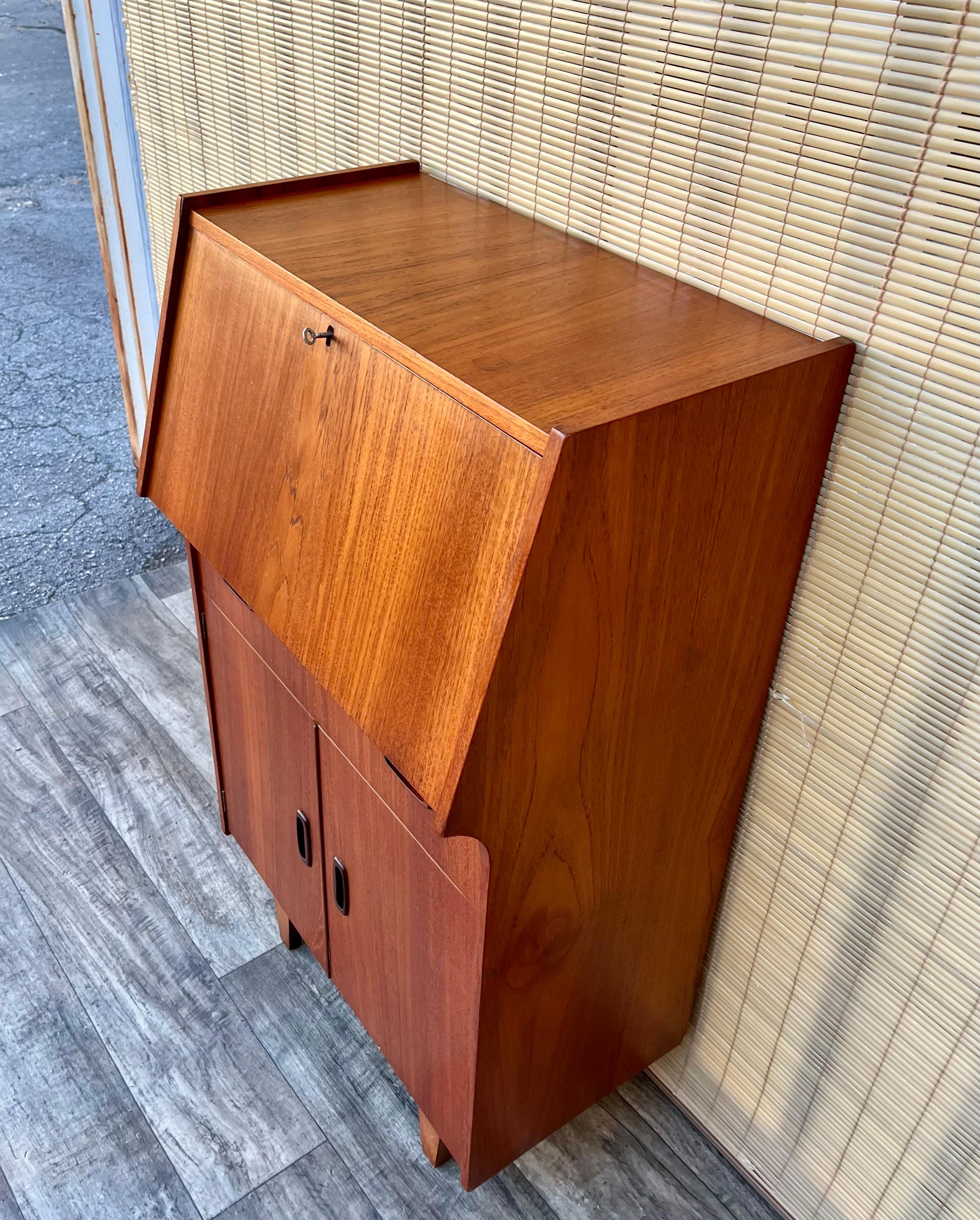 Mid Century Modern Compact Drop Down Secretary Desk . Circa 1960s In Good Condition For Sale In Miami, FL