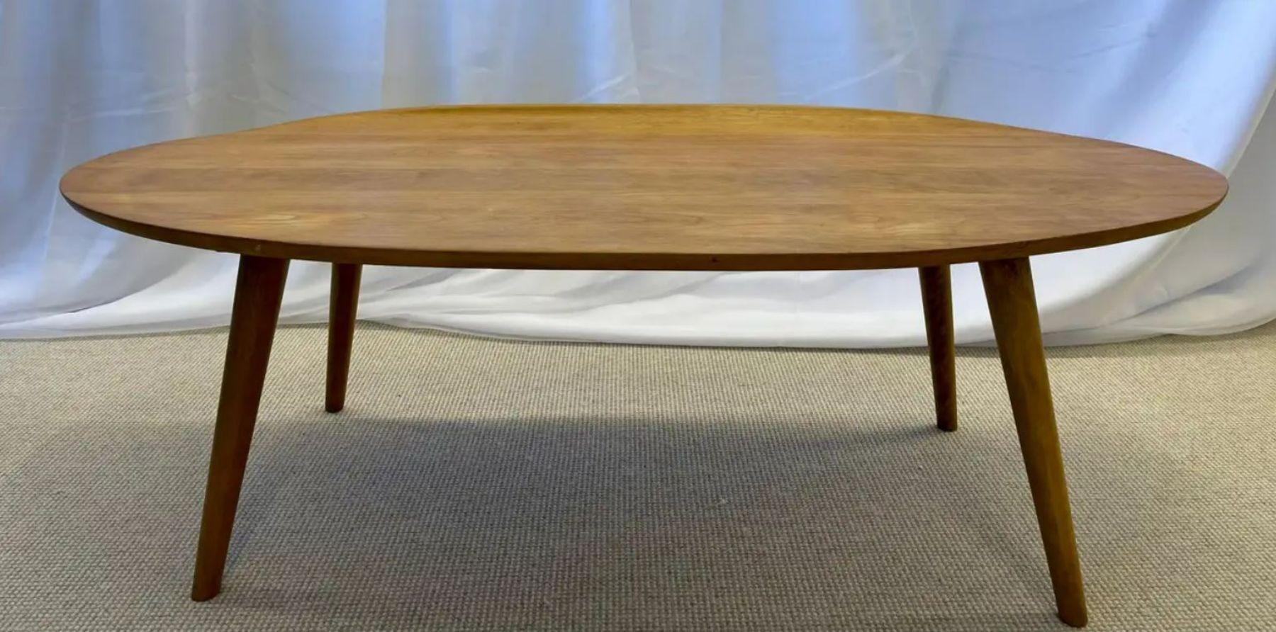 Table basse à boule By Design/One de style moderne du milieu du siècle, conçue par Russel Wright. La table basse elliptique à bord incurvé est un exemple élégant du travail de ce designer dans un érable grainé. USA, c. 1955 Marque de fabricant