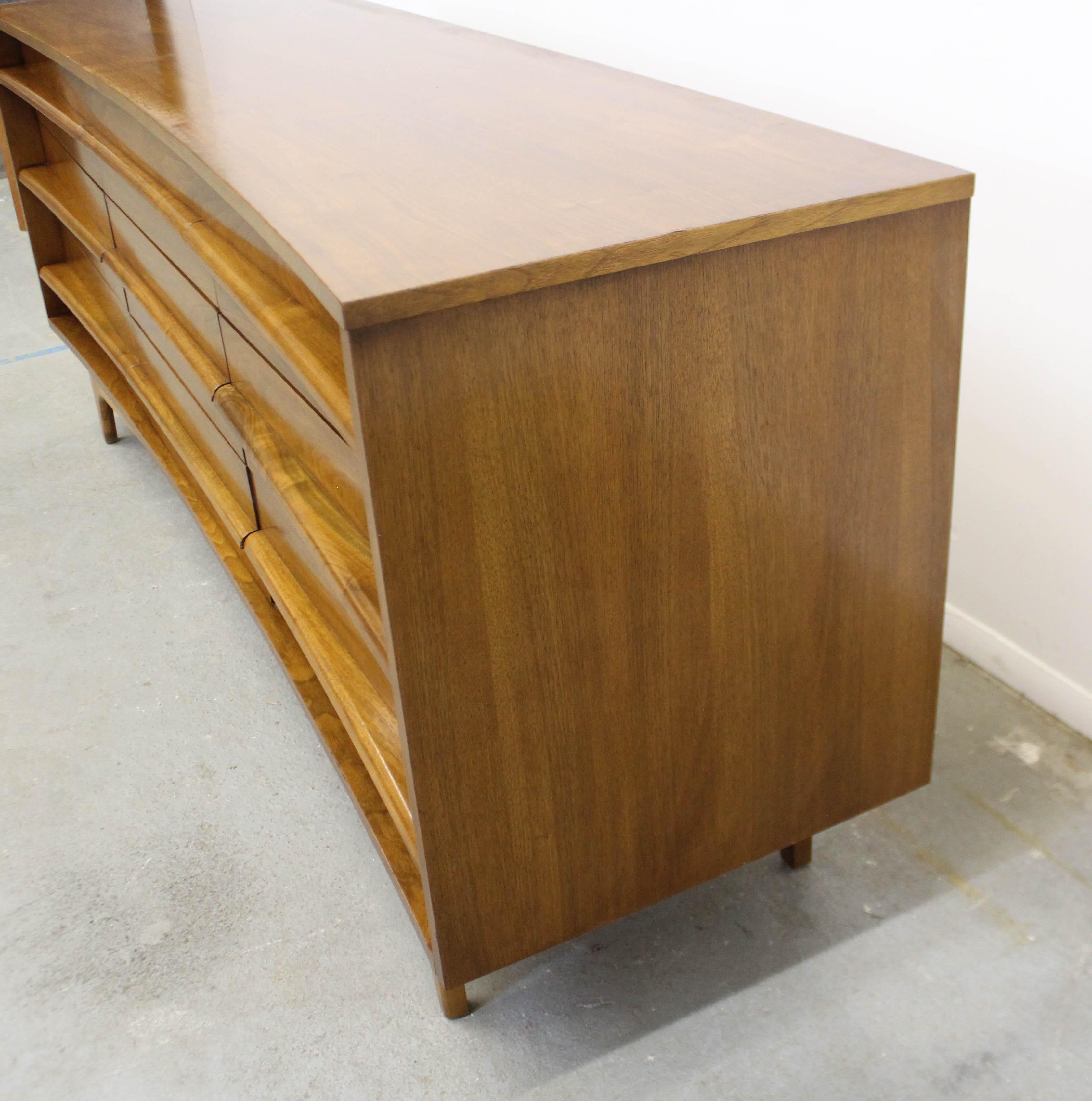  Mid-Century Modern Concave Front Walnut Credenza by Young Mfg. Co. In Good Condition In Wilmington, DE