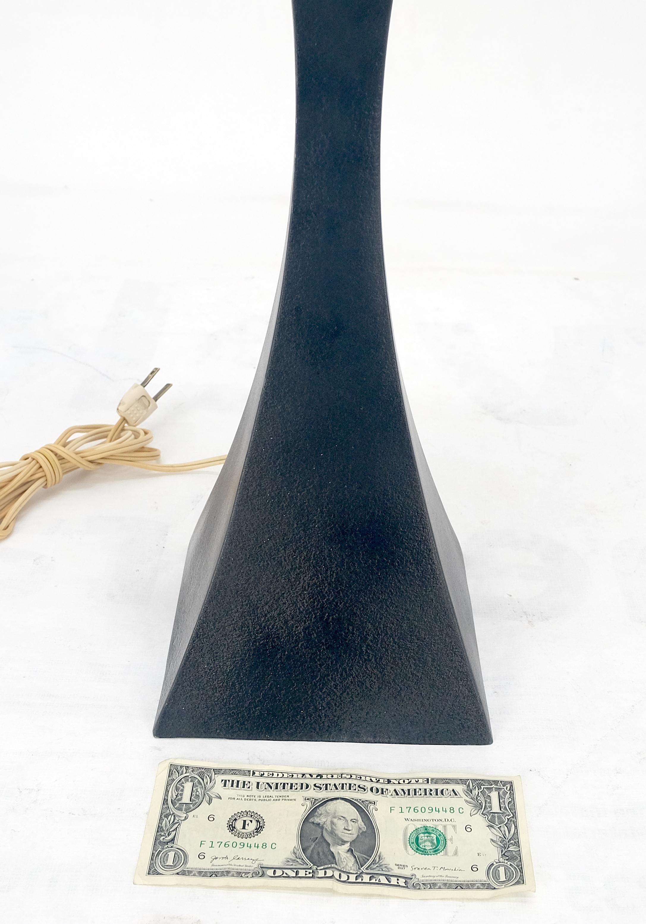 Lampe de bureau mi-siècle moderne en forme de pyramide concave, émaillée noire, années 1960 en vente 3