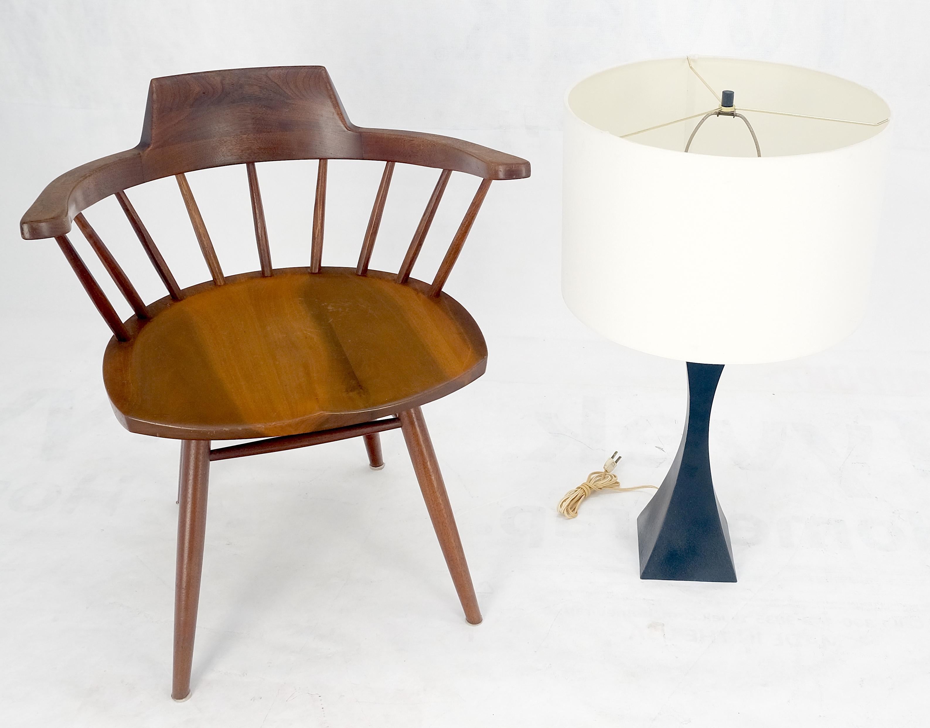Lampe de bureau mi-siècle moderne en forme de pyramide concave, émaillée noire, années 1960 en vente 4