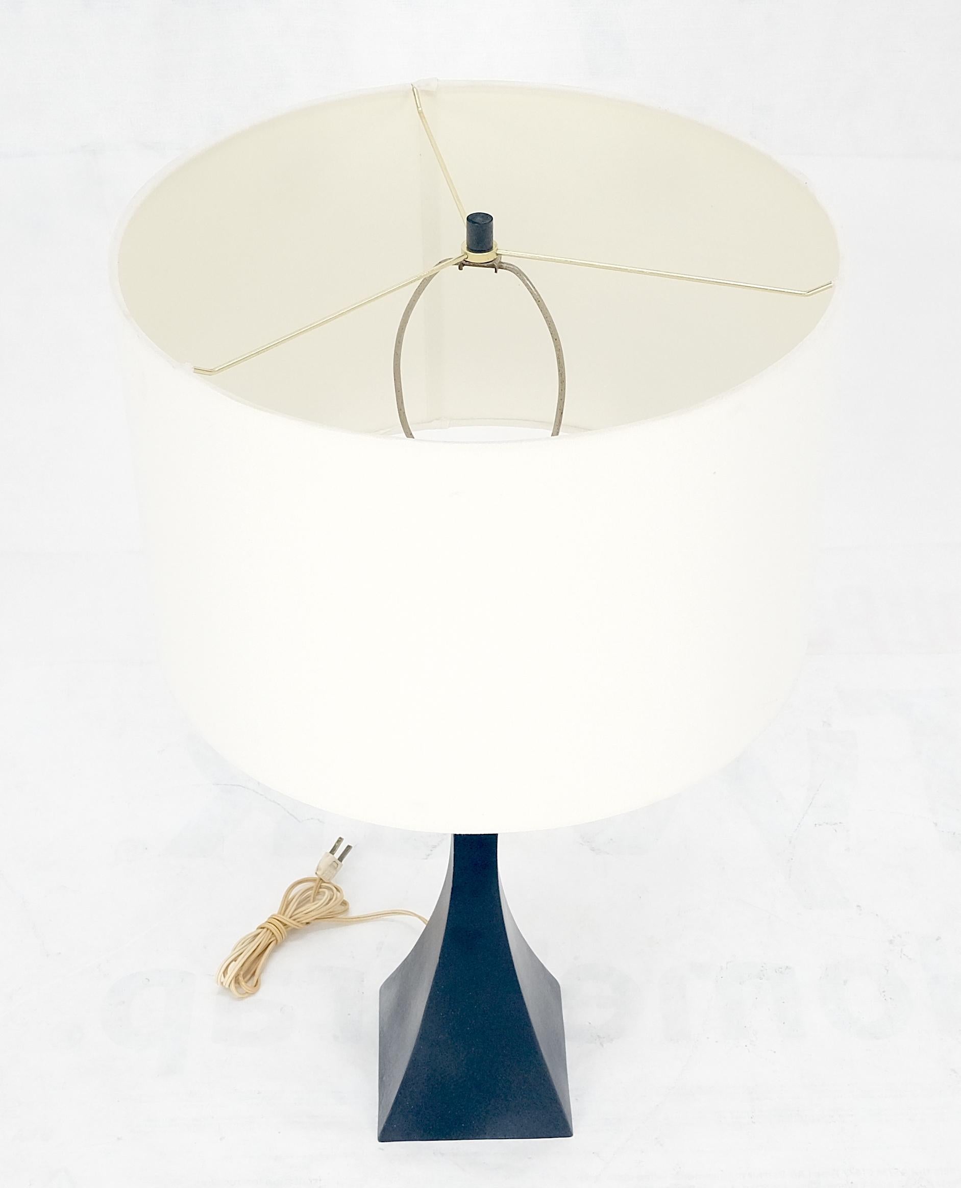 Lampe de bureau mi-siècle moderne en forme de pyramide concave, émaillée noire, années 1960 en vente 5