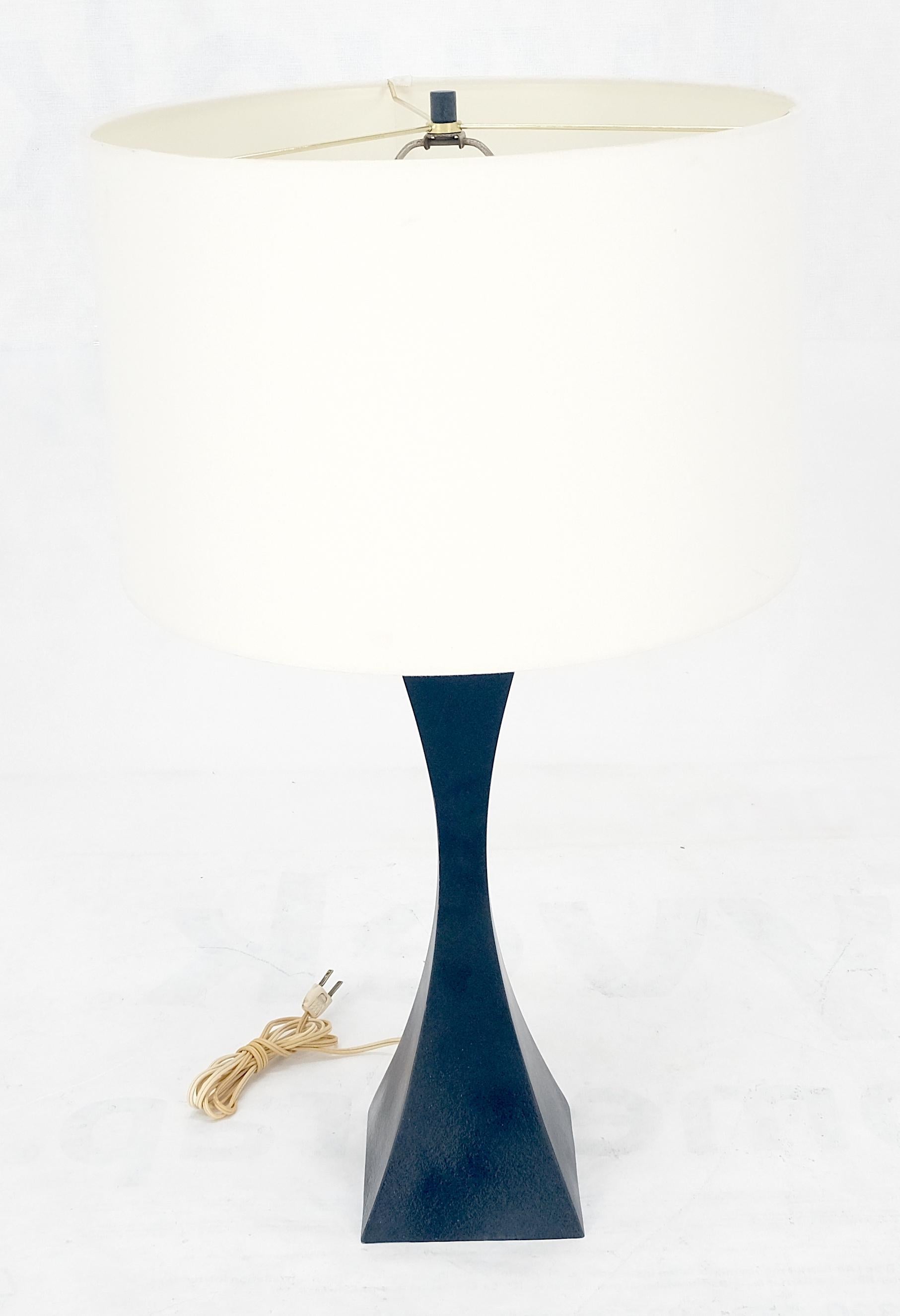 Lampe de bureau mi-siècle moderne en forme de pyramide concave, émaillée noire, années 1960 en vente 6