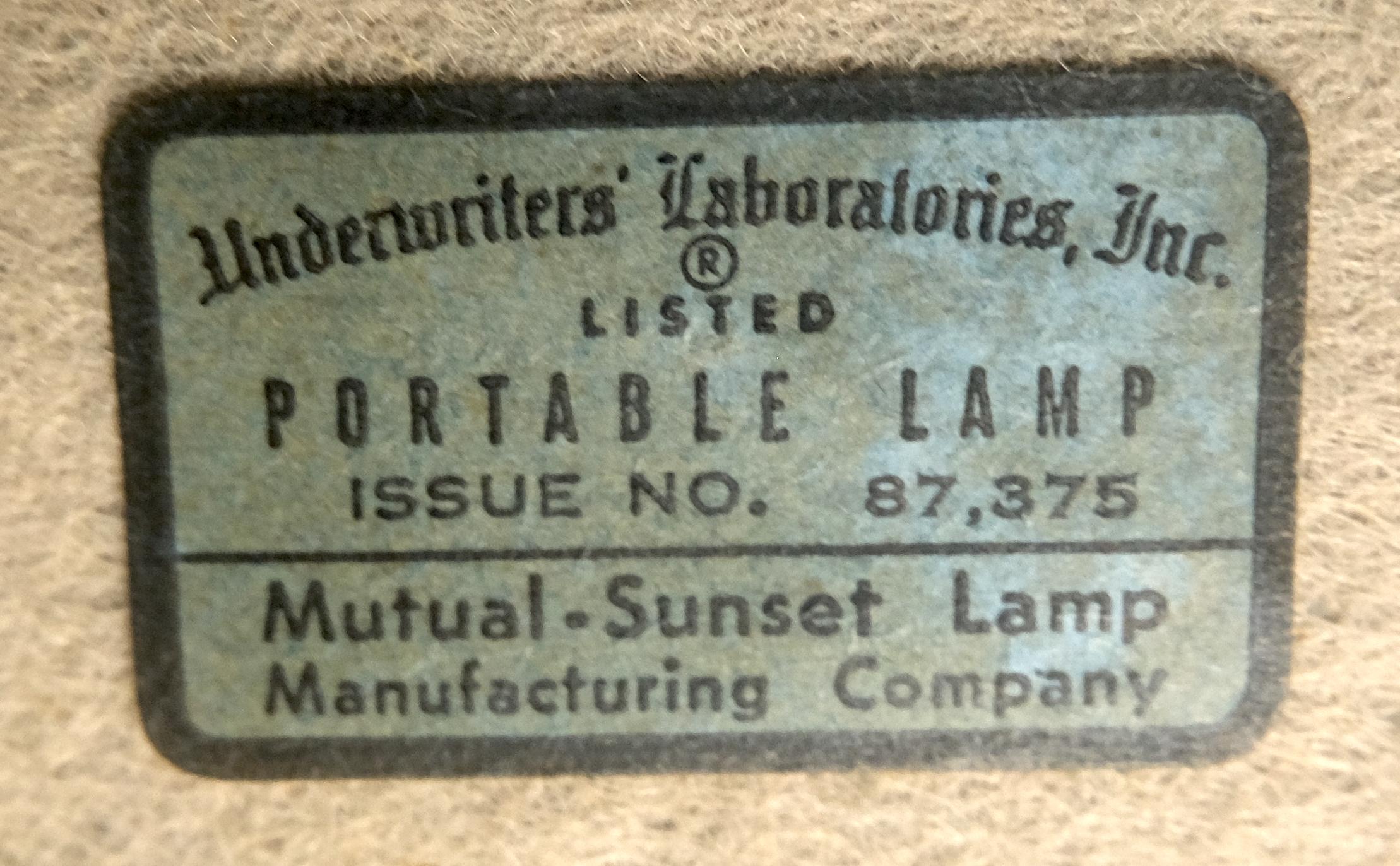 Lampe de bureau mi-siècle moderne en forme de pyramide concave, émaillée noire, années 1960 en vente 7