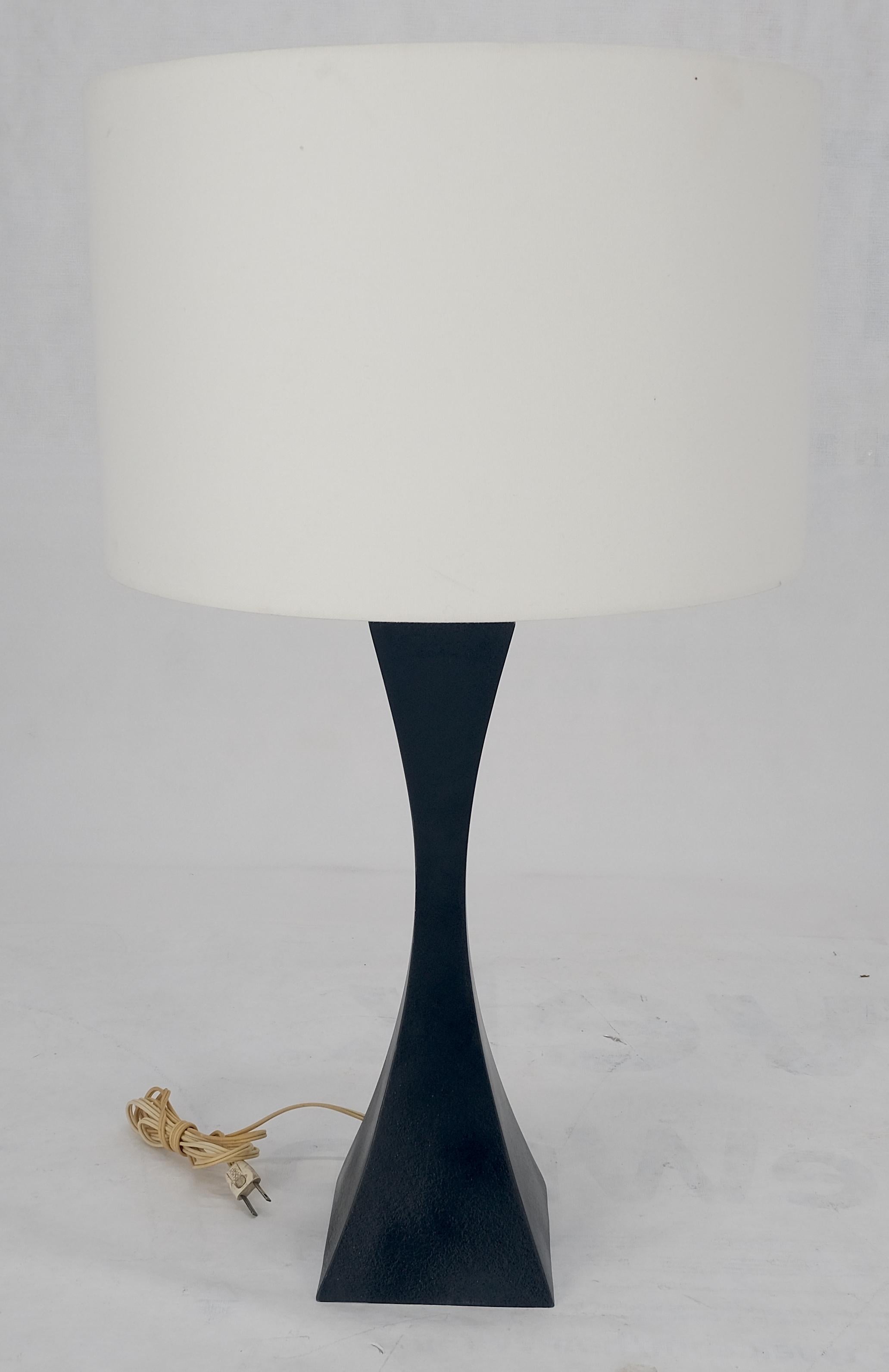 Lampe de bureau mi-siècle moderne en forme de pyramide concave, émaillée noire, années 1960 en vente 8