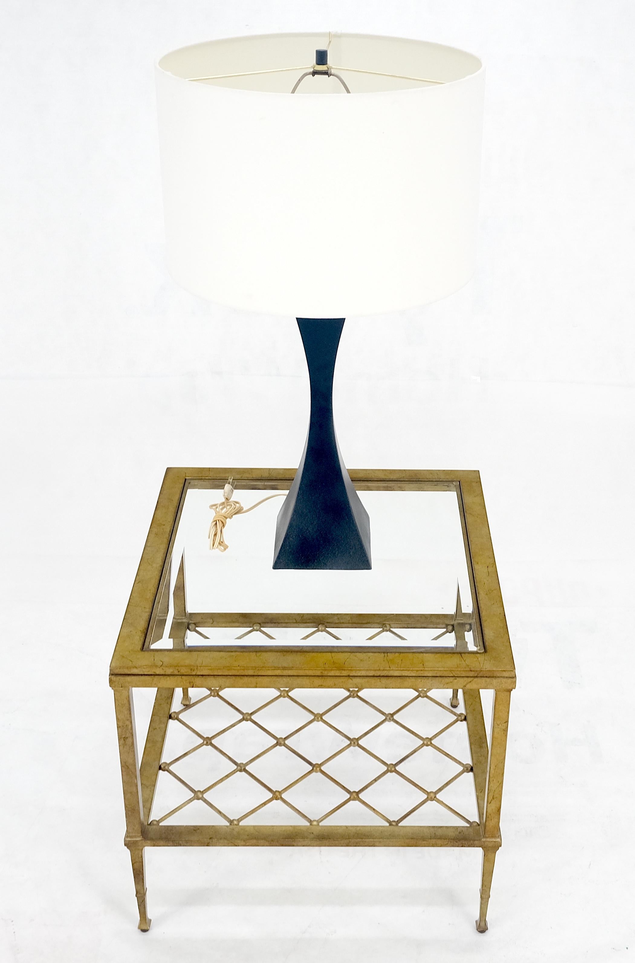 Mid-Century Modern Lampe de bureau mi-siècle moderne en forme de pyramide concave, émaillée noire, années 1960 en vente