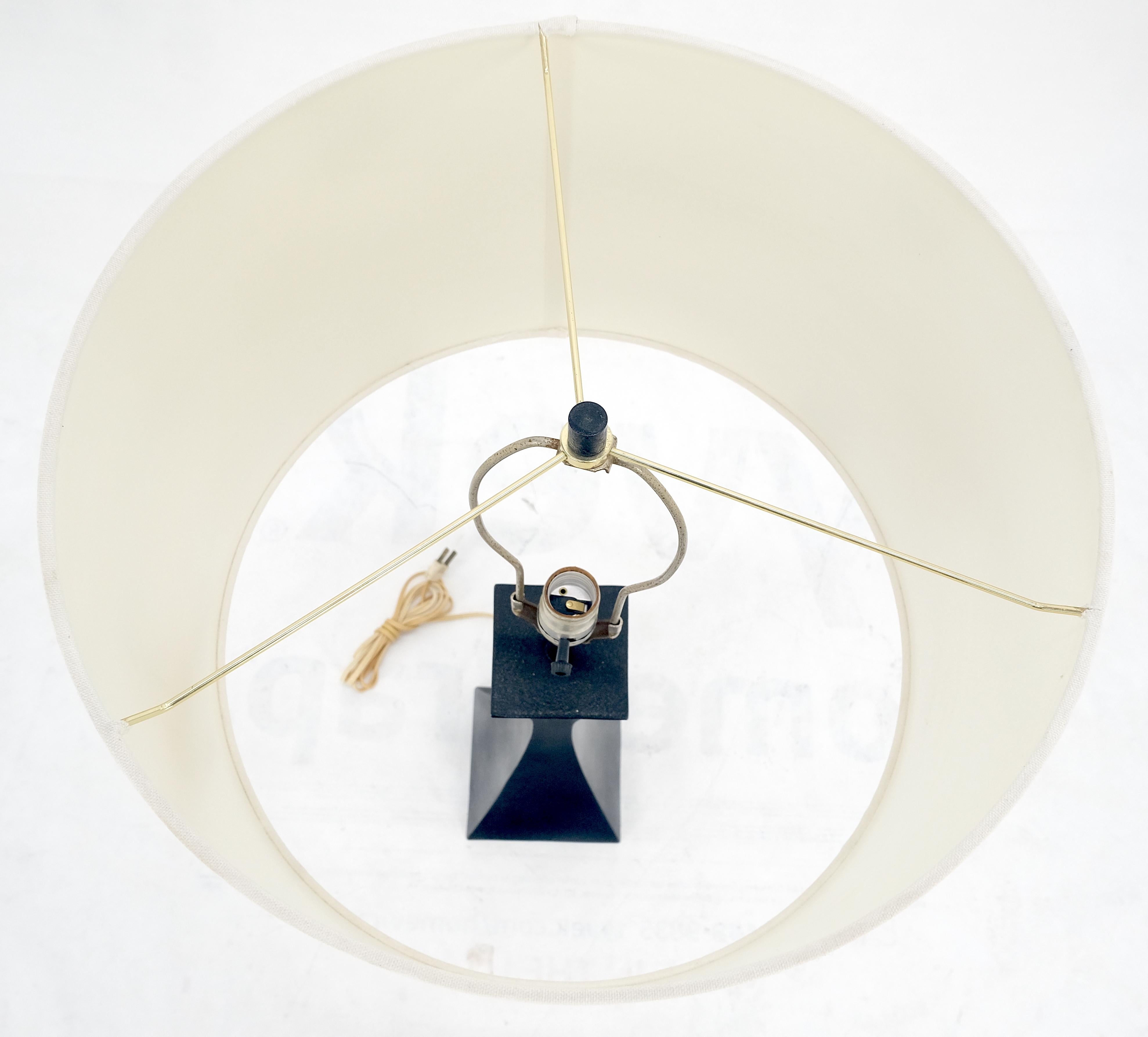 Américain Lampe de bureau mi-siècle moderne en forme de pyramide concave, émaillée noire, années 1960 en vente