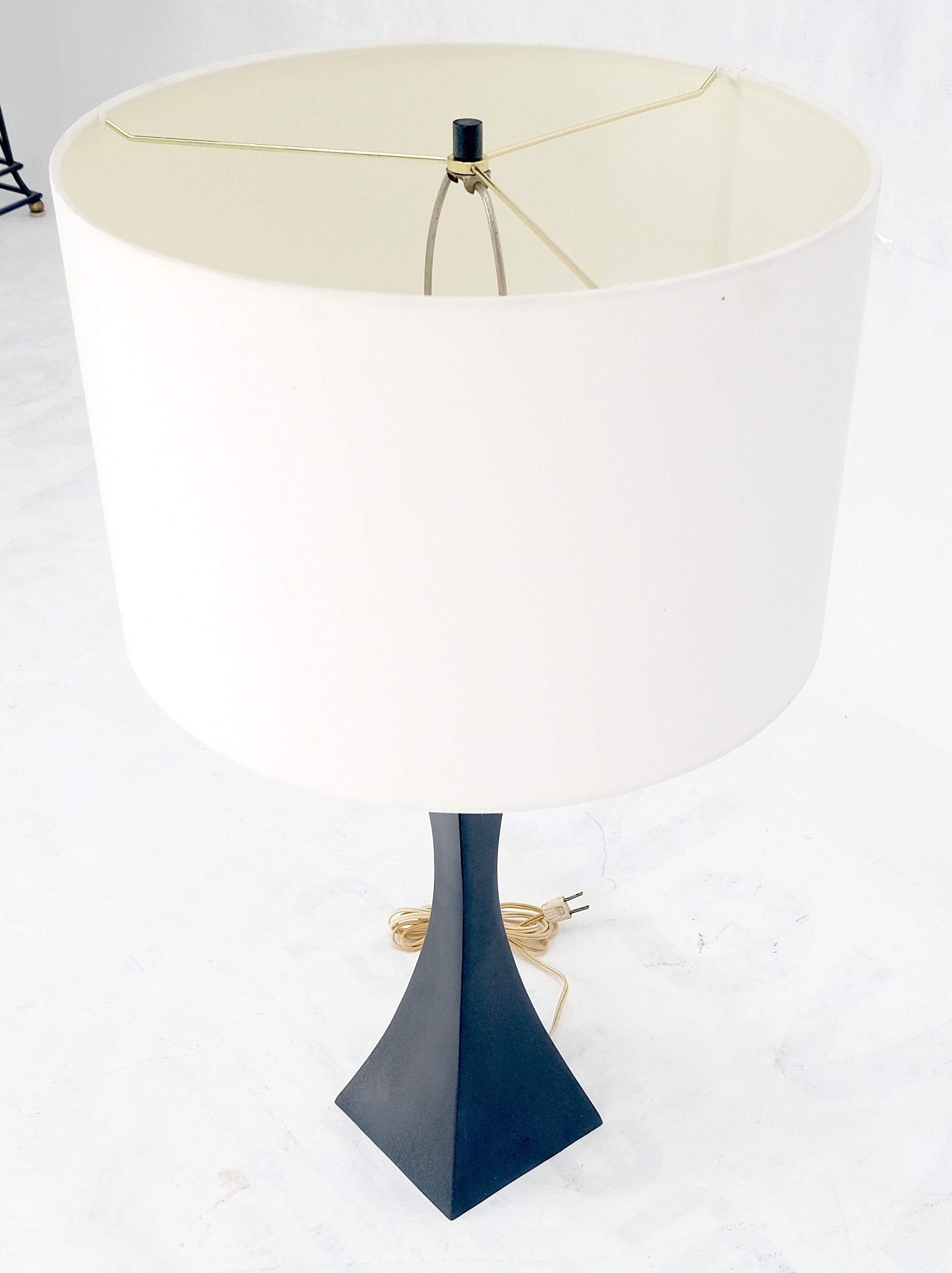 Lampe de bureau mi-siècle moderne en forme de pyramide concave, émaillée noire, années 1960 Bon état - En vente à Rockaway, NJ