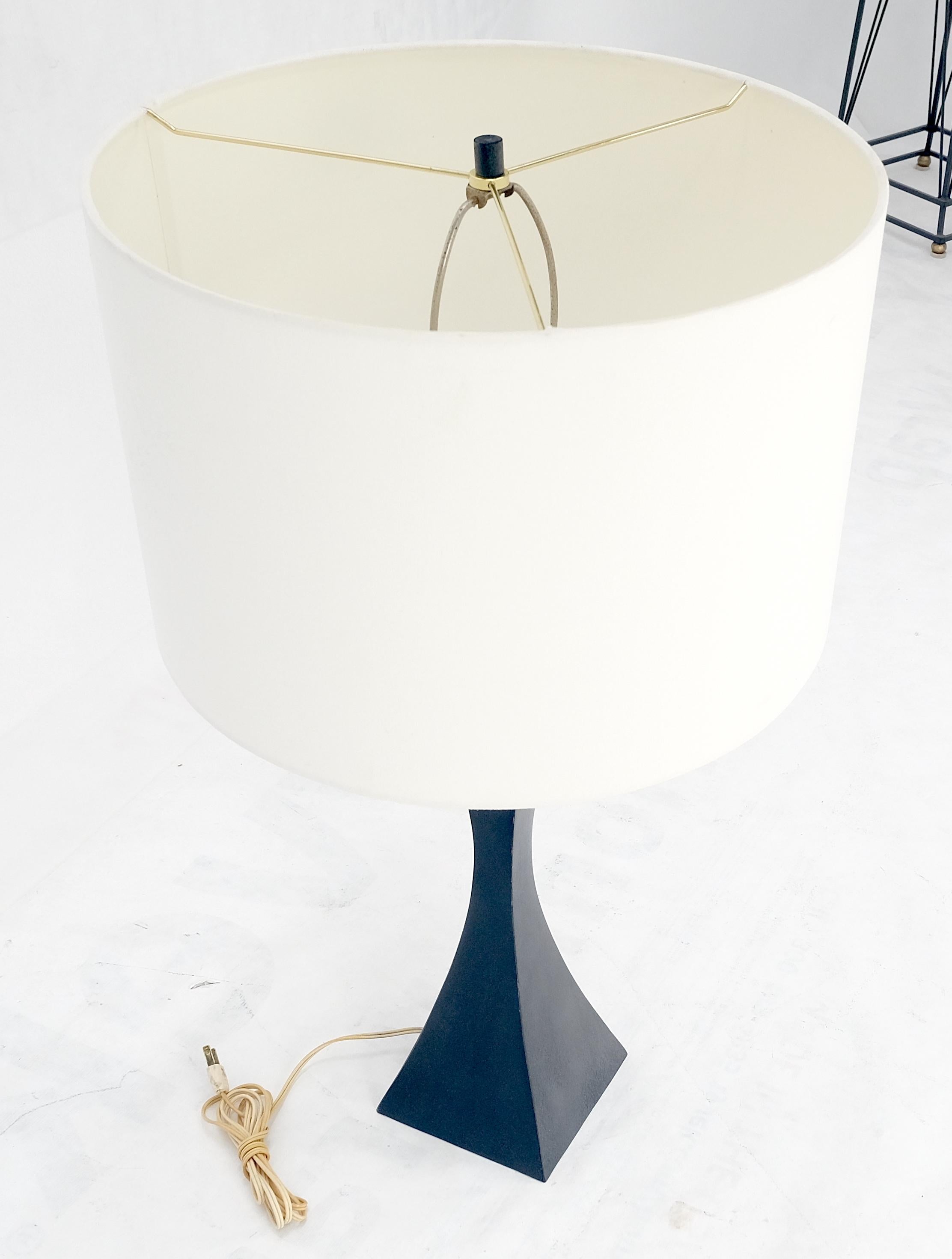 20ième siècle Lampe de bureau mi-siècle moderne en forme de pyramide concave, émaillée noire, années 1960 en vente