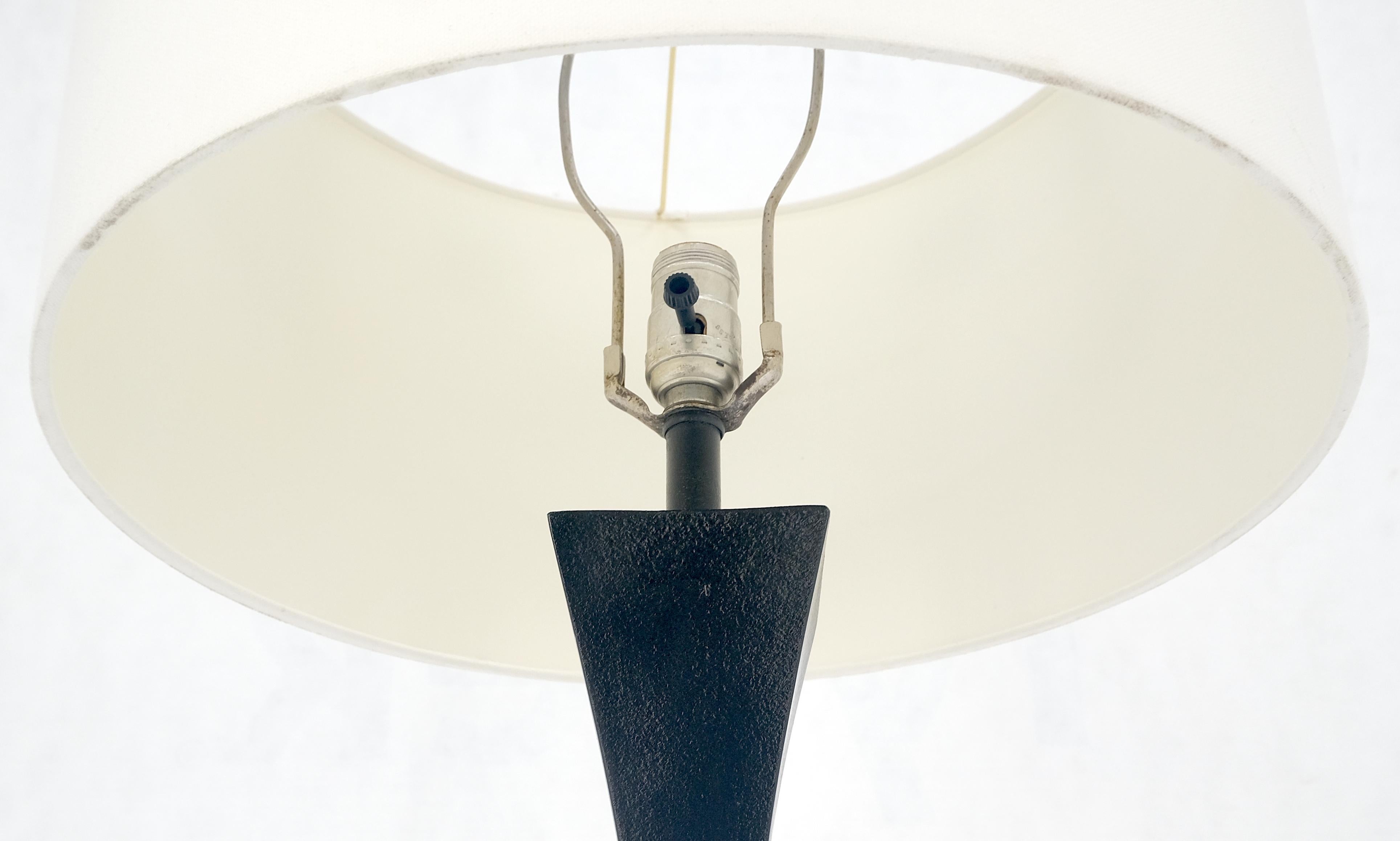 Métal Lampe de bureau mi-siècle moderne en forme de pyramide concave, émaillée noire, années 1960 en vente