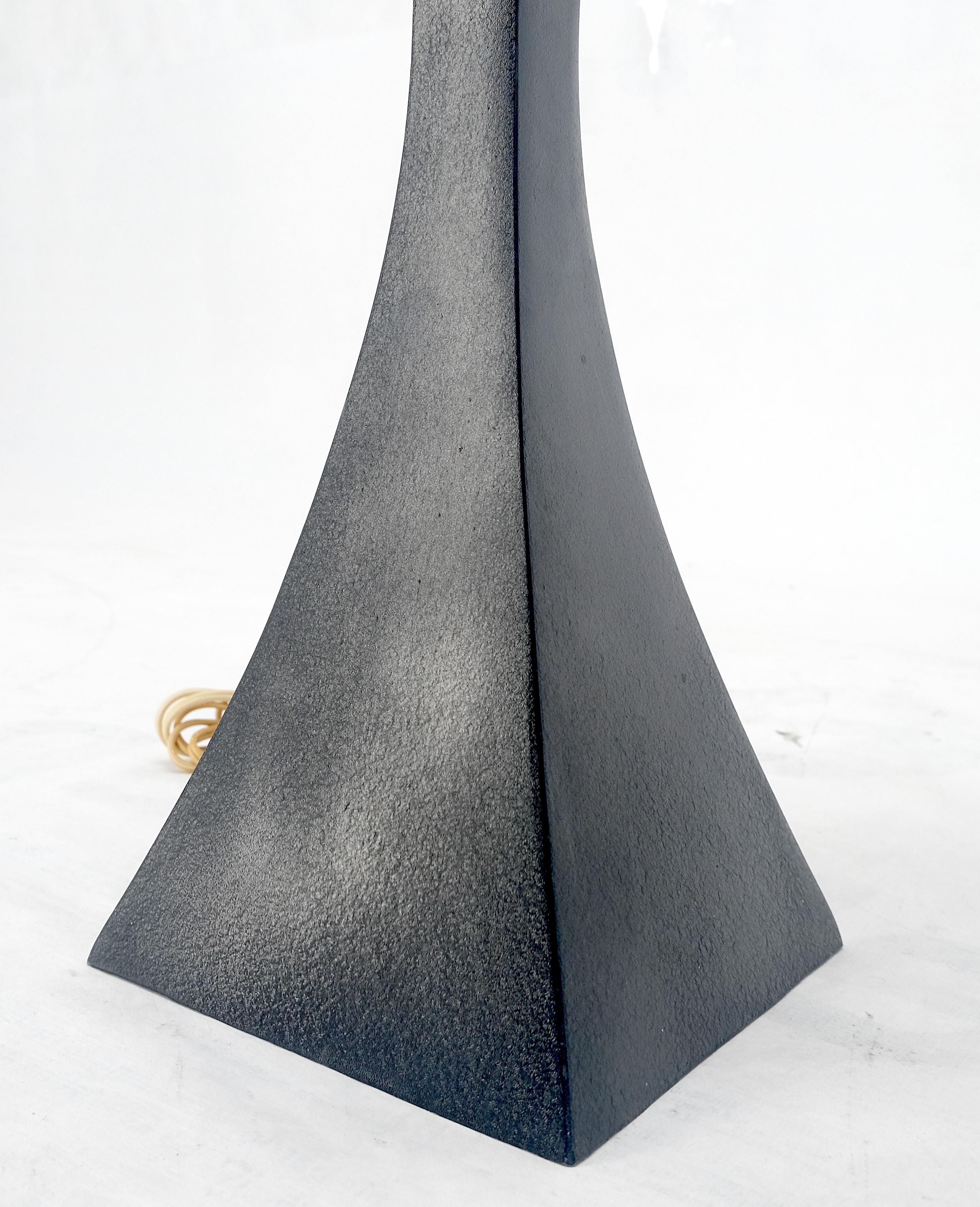 Lampe de bureau mi-siècle moderne en forme de pyramide concave, émaillée noire, années 1960 en vente 1