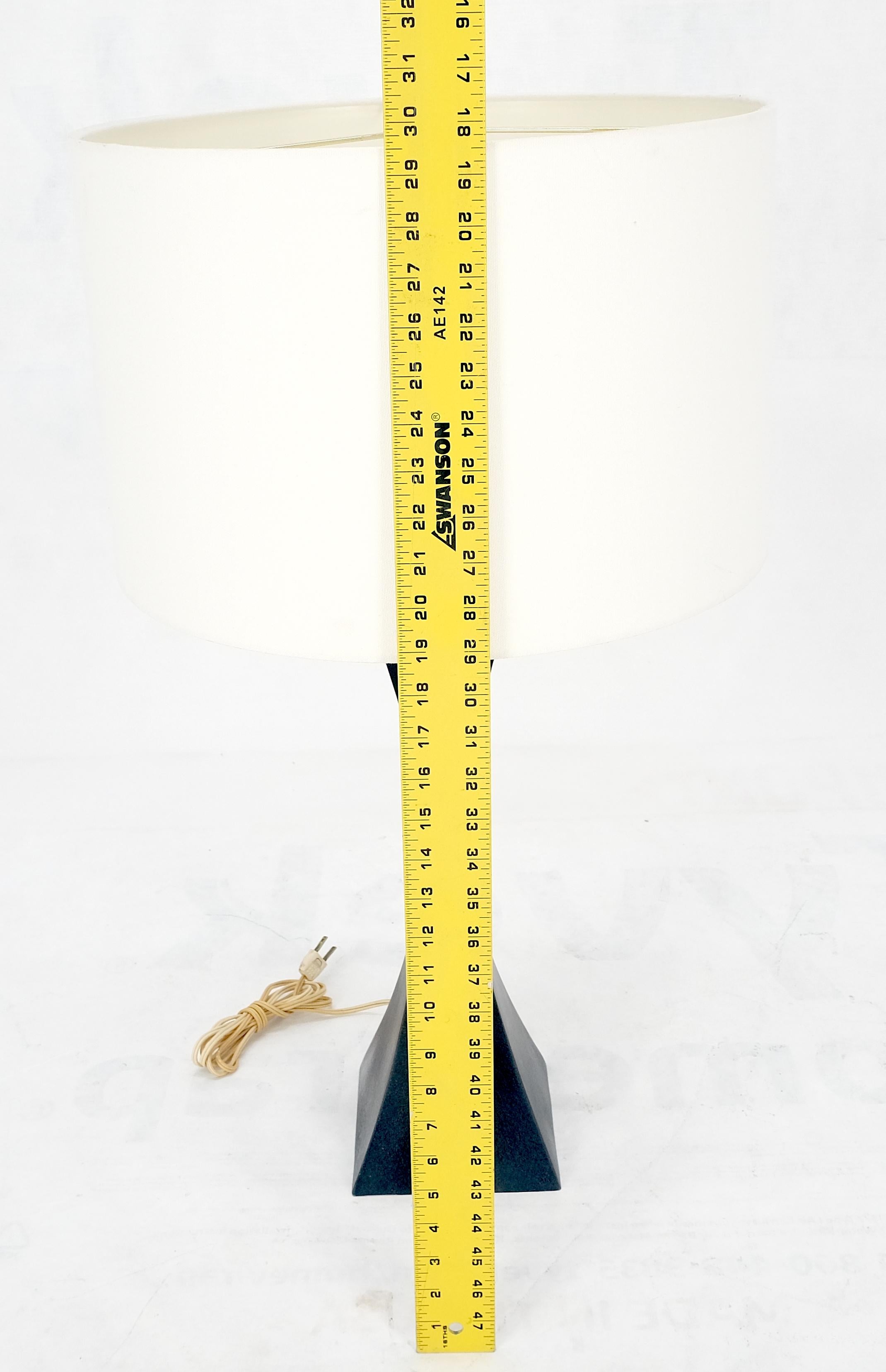 Lampe de bureau mi-siècle moderne en forme de pyramide concave, émaillée noire, années 1960 en vente 2