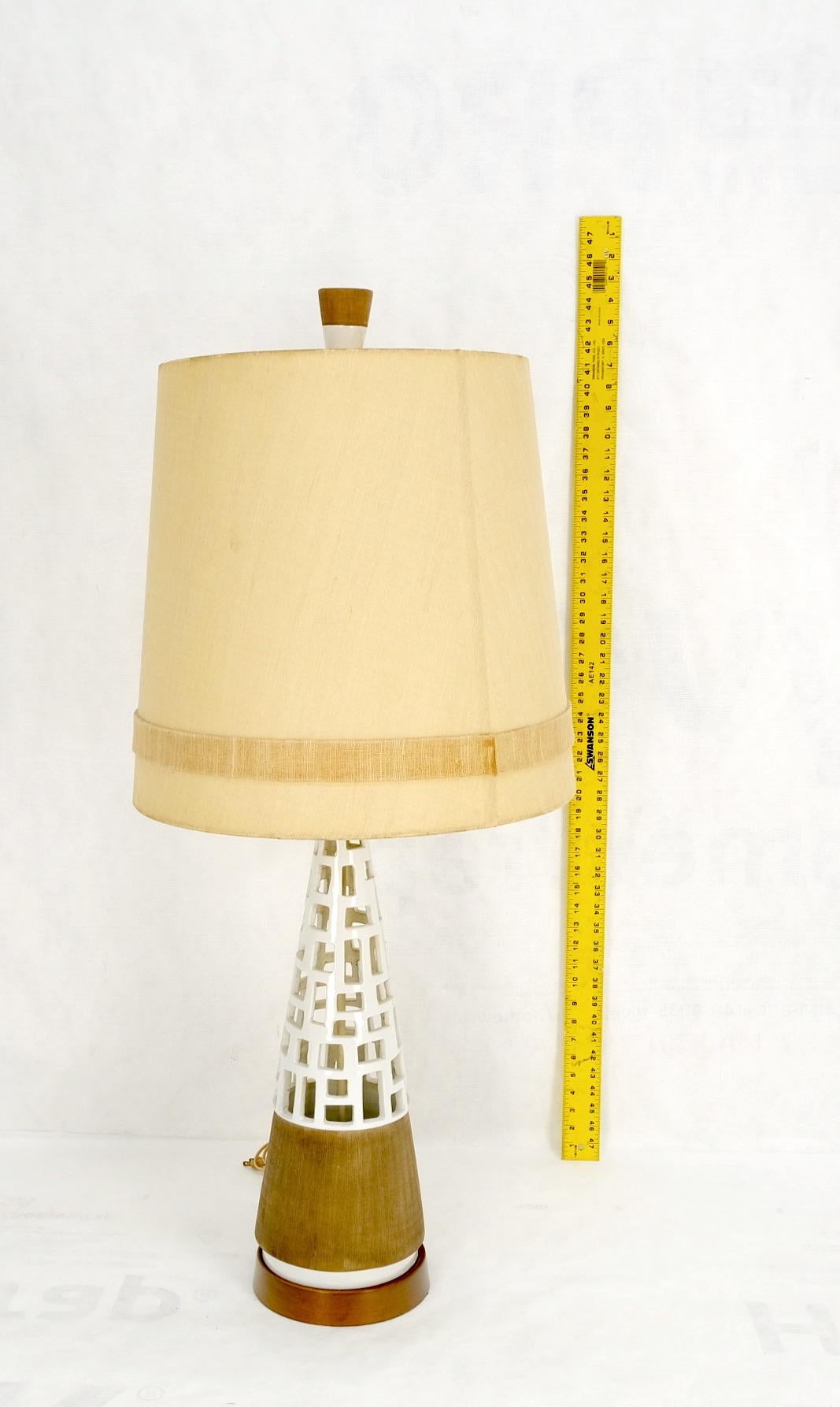 Mid-Century Modern cone shape Geometrical pattern pierce pattern base table lamp on walnut base.
3 sockets fixture.