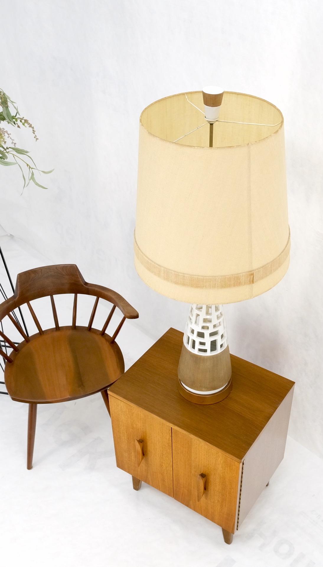 Mid-Century Modern Cone Shape Geometrical Pattern Pierce Pattern Base Table Lamp In Good Condition For Sale In Rockaway, NJ