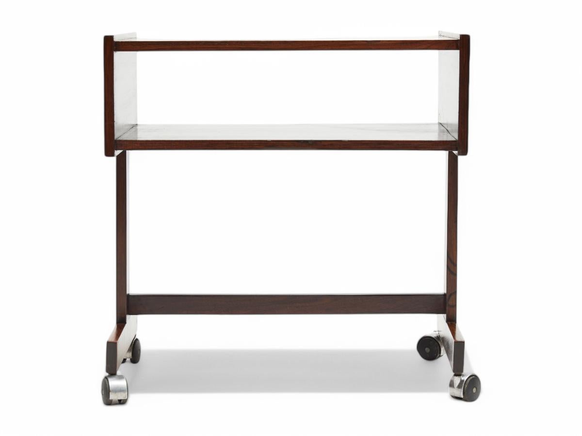 Brasiliano Console moderna di metà secolo in legno duro e ruote cromate, Sergio Rodrigues, 1960 in vendita