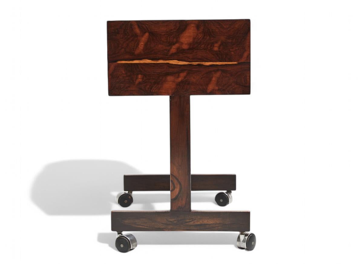 Console moderna di metà secolo in legno duro e ruote cromate, Sergio Rodrigues, 1960 In condizioni buone in vendita a New York, NY