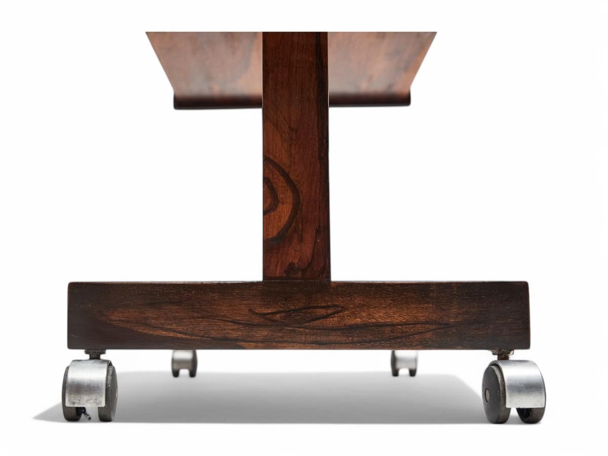 Cromo Console moderna di metà secolo in legno duro e ruote cromate, Sergio Rodrigues, 1960 in vendita
