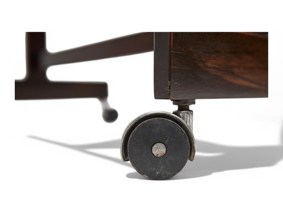 Console moderna di metà secolo in legno duro e ruote cromate, Sergio Rodrigues, 1960 in vendita 1