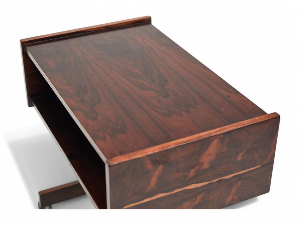Console moderna di metà secolo in legno duro e ruote cromate, Sergio Rodrigues, 1960 in vendita 2