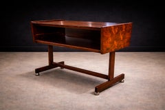 Consola moderna de mediados de siglo en madera dura y ruedas cromadas, Sergio Rodrigues, años 60