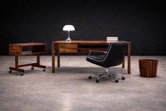 Consola moderna de mediados de siglo en madera dura y ruedas cromadas, Sergio Rodrigues, años 60