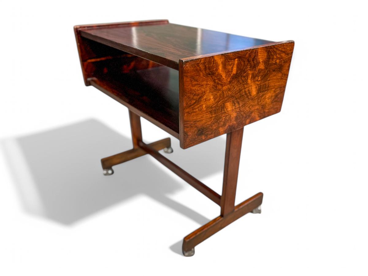 Questa console moderna di metà secolo è realizzata in legno massiccio di palissandro brasiliano (noto anche come jacaranda) e presenta un'impiallacciatura in jacaranda. Il legno è stato rifinito, mettendo in mostra le sue bellissime venature e, a