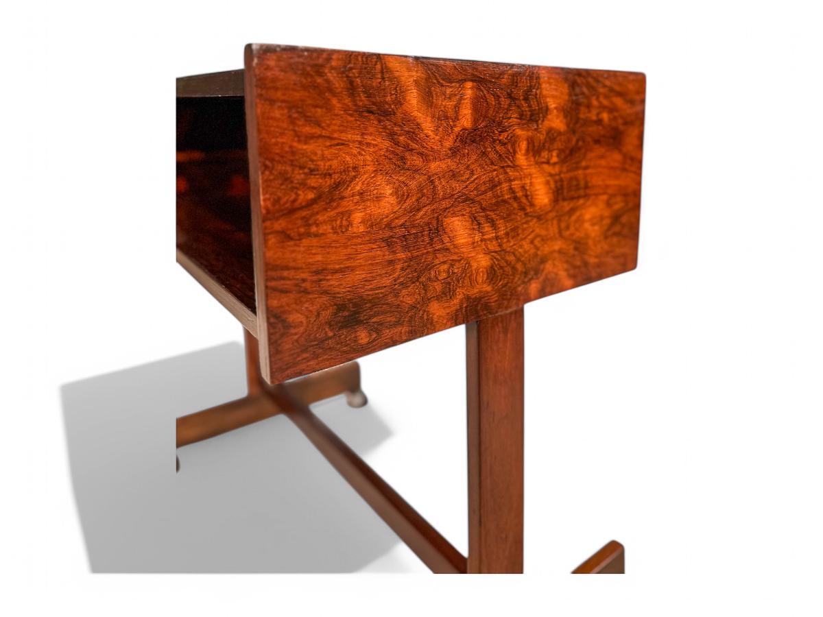 Mid-Century moderno Console moderna di metà secolo in legno duro e ruote cromate, Sergio Rodrigues, 1960 in vendita