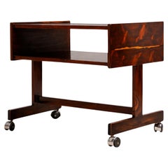 Consola moderna de mediados de siglo en madera dura y ruedas cromadas, Sergio Rodrigues, años 60