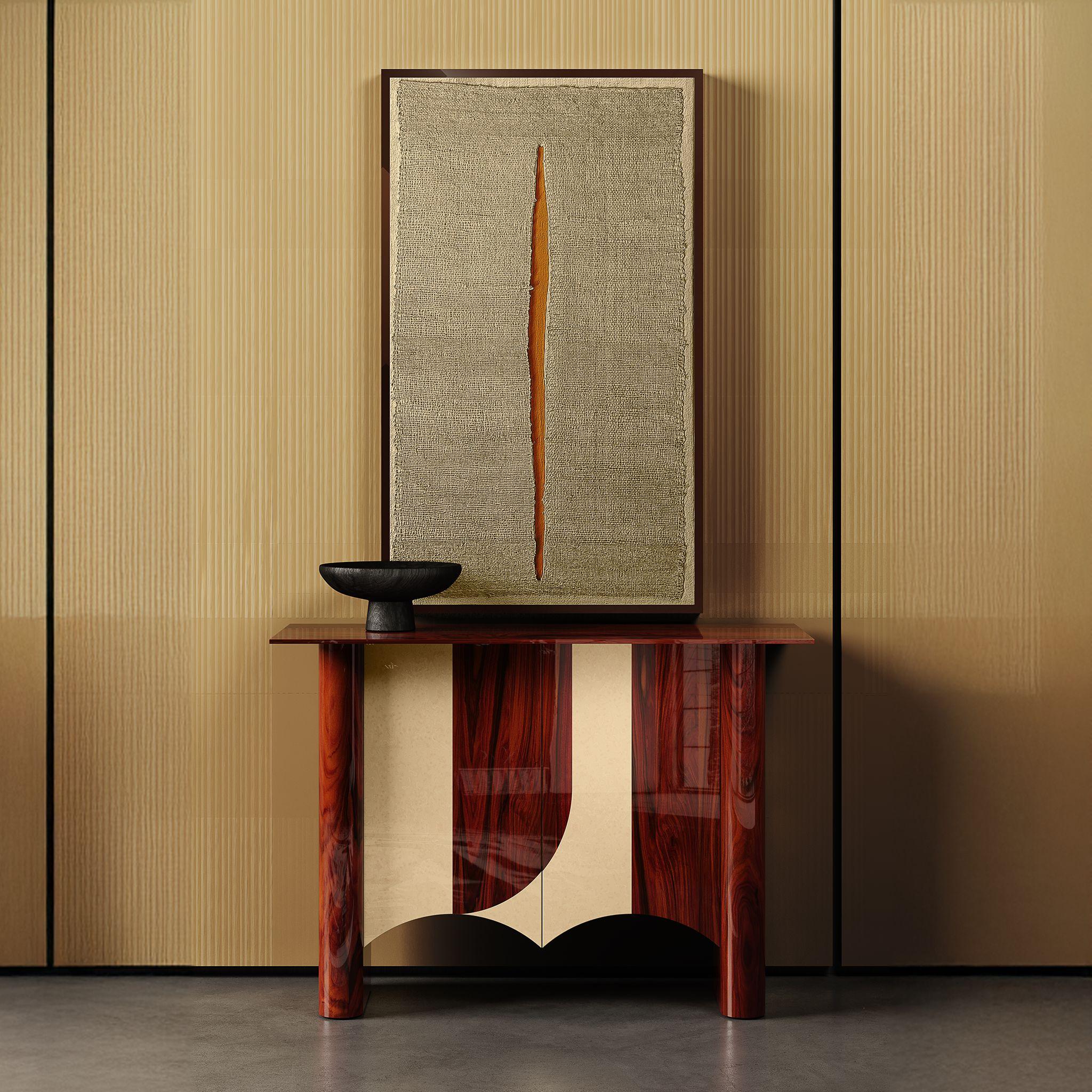 Il Tavolo Consolle Gin è un accattivante tavolo consolle in legno bicolore con due eleganti ante e un mobile incorporato, che offre stile e funzionalità. Il gioco ritmico delle tonalità del legno esalta il suo design organico a forma di onda,