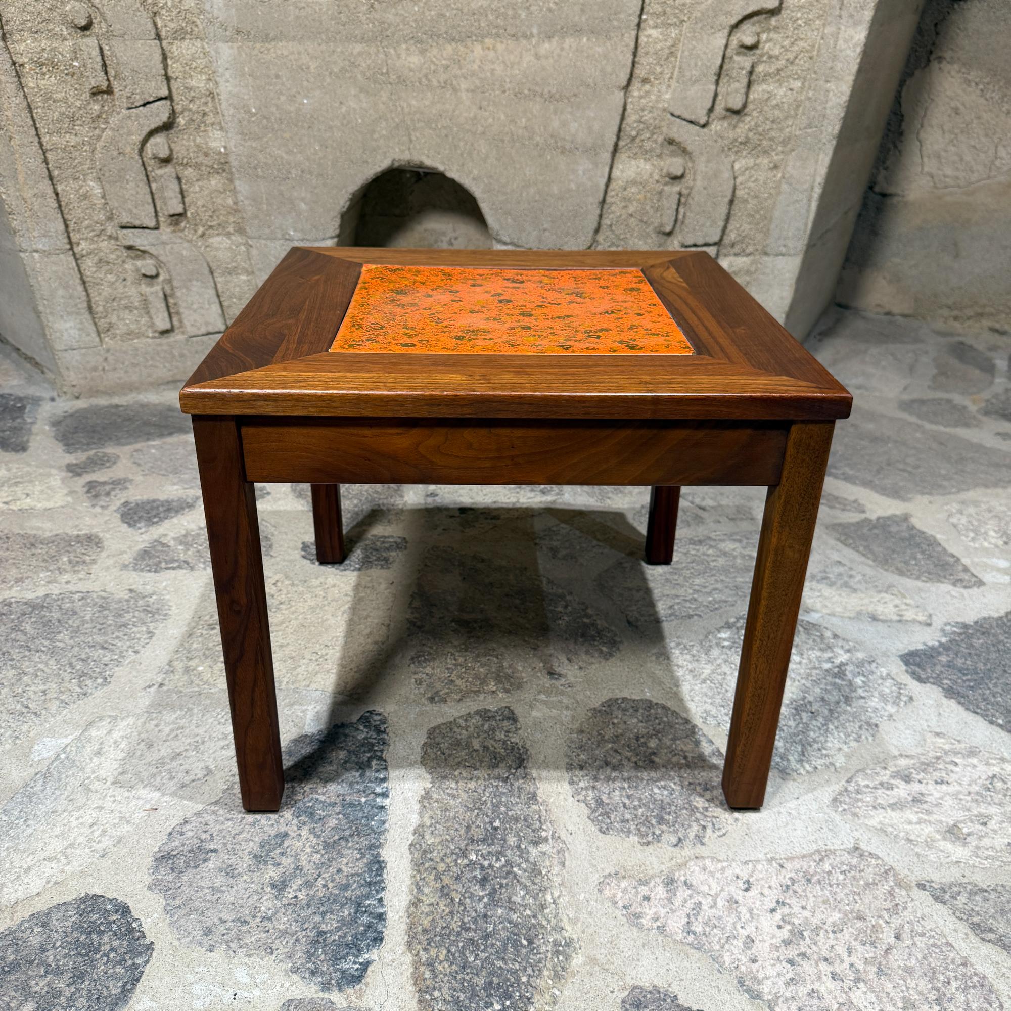 Pour votre considération, une table d'appoint 