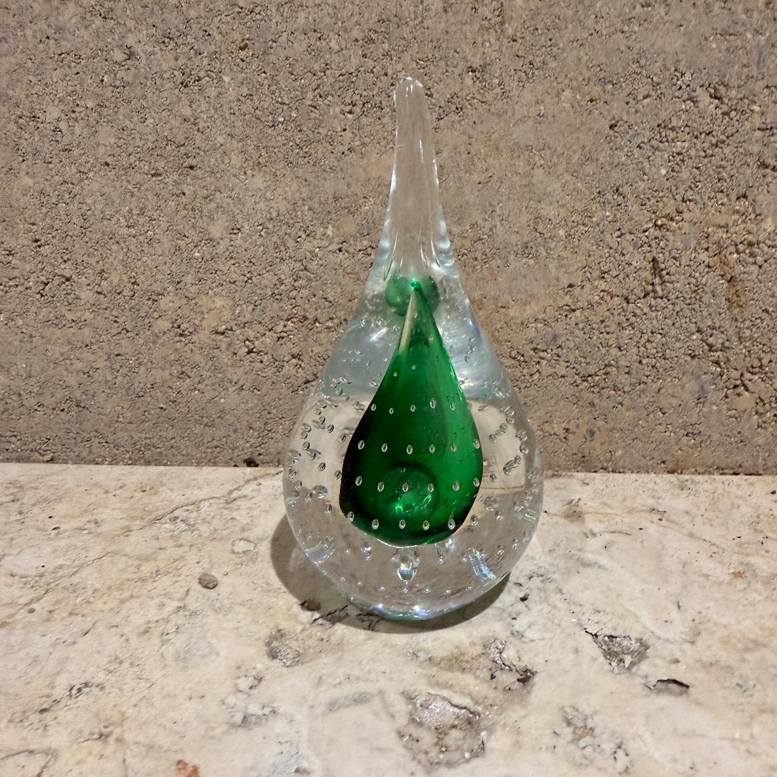 Para tu consideración, un pisapapeles vintage con forma de pera. Burbuja de control de Murano con tonos claros y verdes. Artículo sin marcar. No hay información presente . Atribuido en estilo a Sommerso, Italia

Dimensiones: 5,25 de altura x 2,75 de