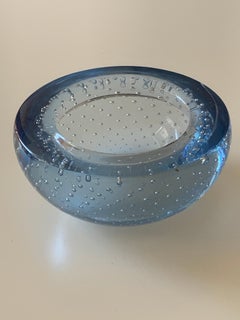Kunstglasschale / Aschenbecher im Mid-Century-Modern-Stil, „Controlled Bubble Blue“